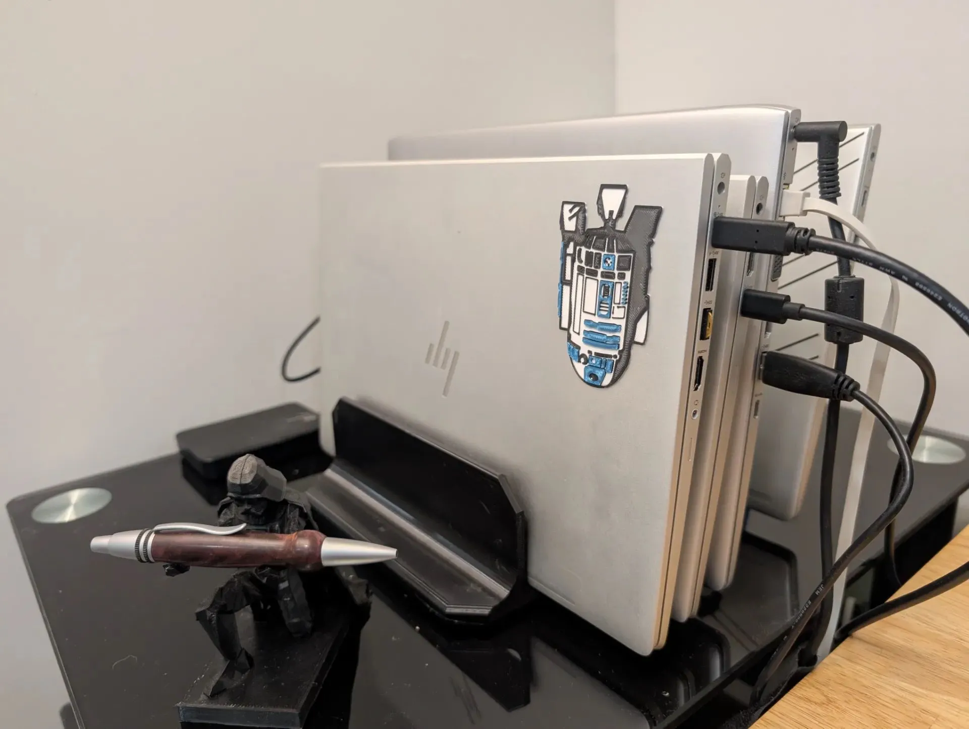 Laptop cũ được đặt trên giá đỡ đứng, sẵn sàng để tận dụng làm máy chủ tự host tại nhà