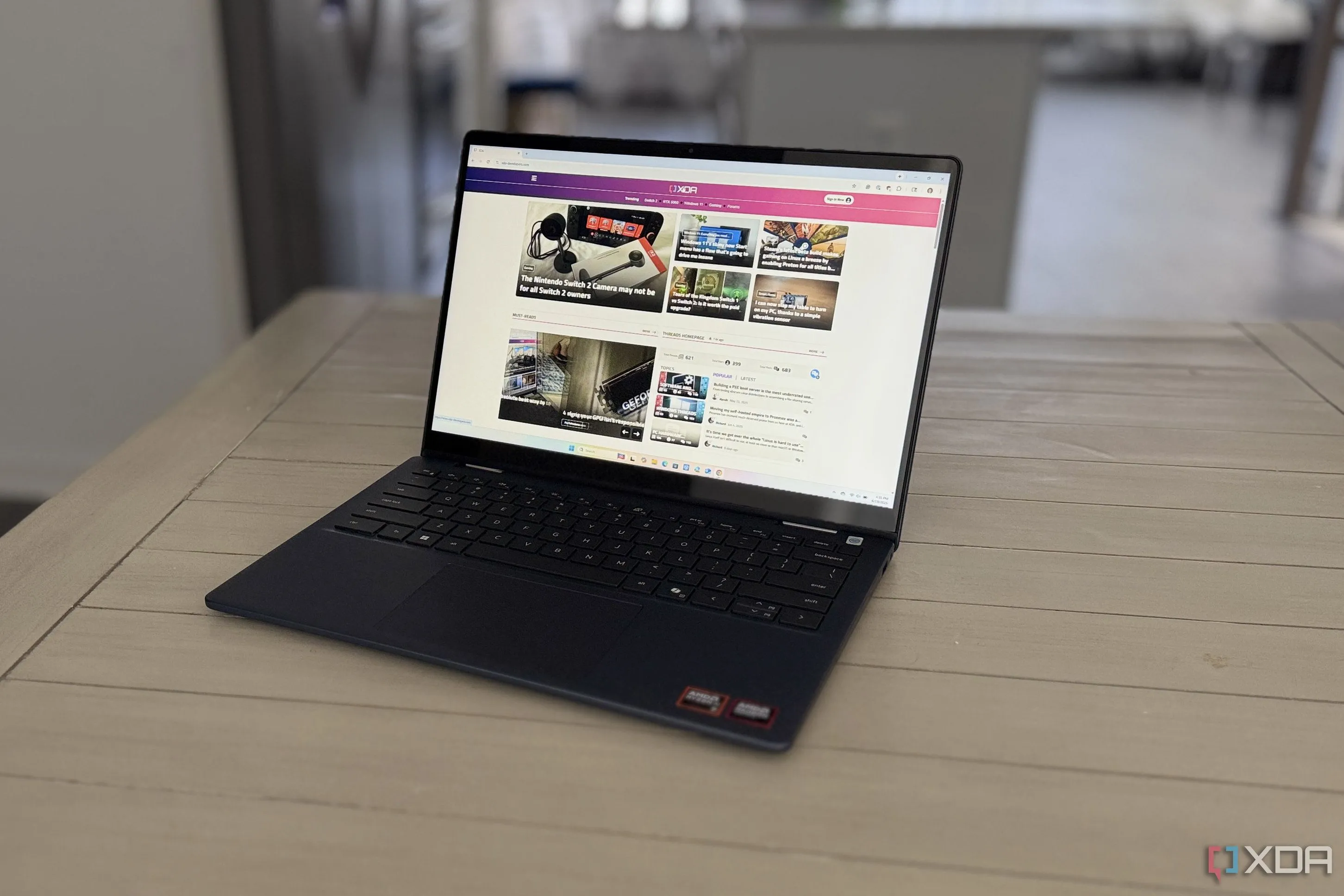 Laptop Dell 14 Plus 2-in-1 đặt trên bàn làm việc, thể hiện thiết kế tổng thể khi mở