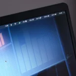 Laptop Framework hiển thị hệ điều hành Linux, một sản phẩm chịu ảnh hưởng từ biến động thuế quan
