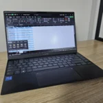 Laptop hiển thị giao diện phần mềm Microsoft Excel với công cụ phân tích dữ liệu nhanh, minh họa khả năng quản lý thông tin hiệu quả.