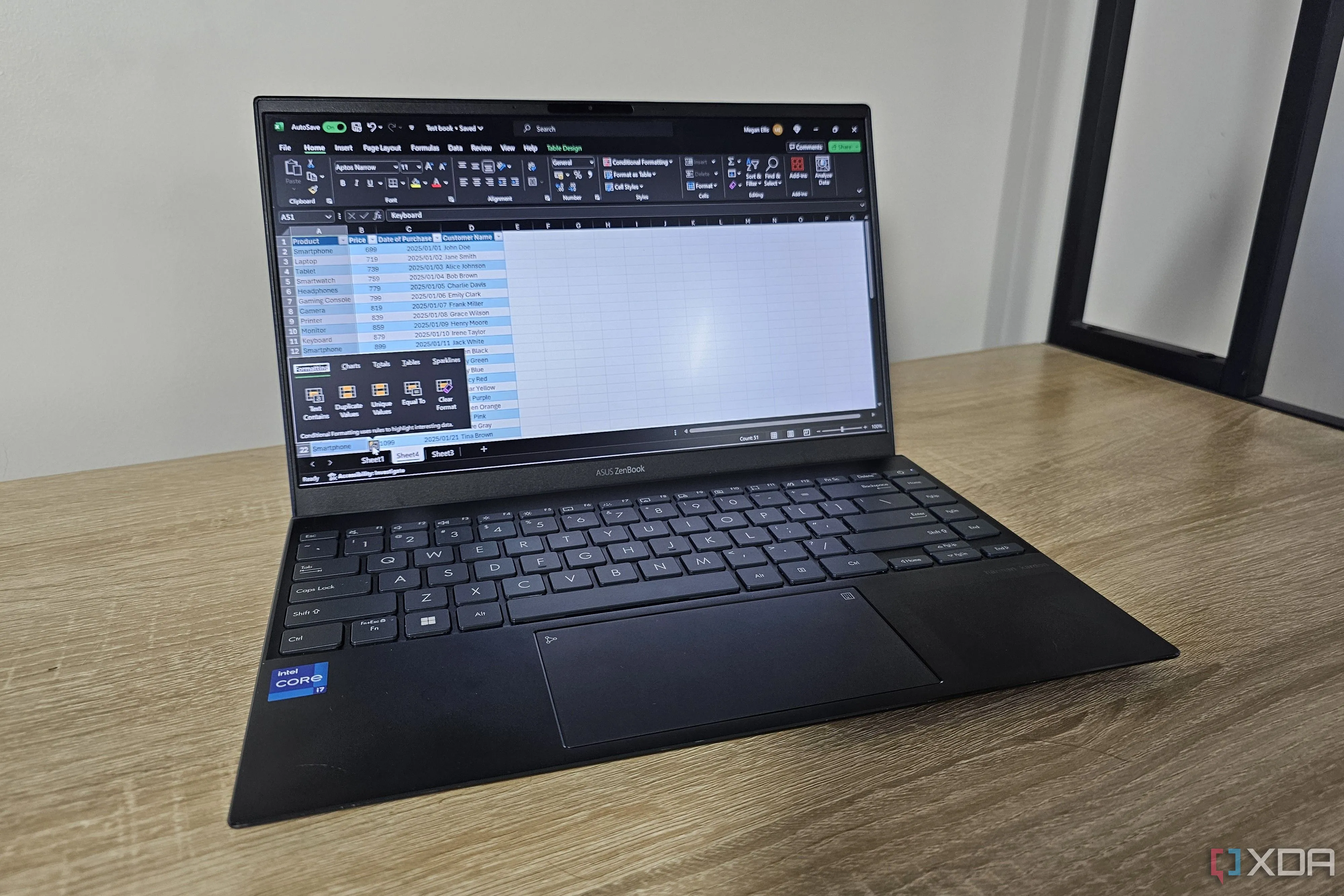 Laptop hiển thị giao diện phần mềm Microsoft Excel với công cụ phân tích dữ liệu nhanh, minh họa khả năng quản lý thông tin hiệu quả.