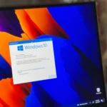 Laptop Samsung hiển thị logo Windows 10