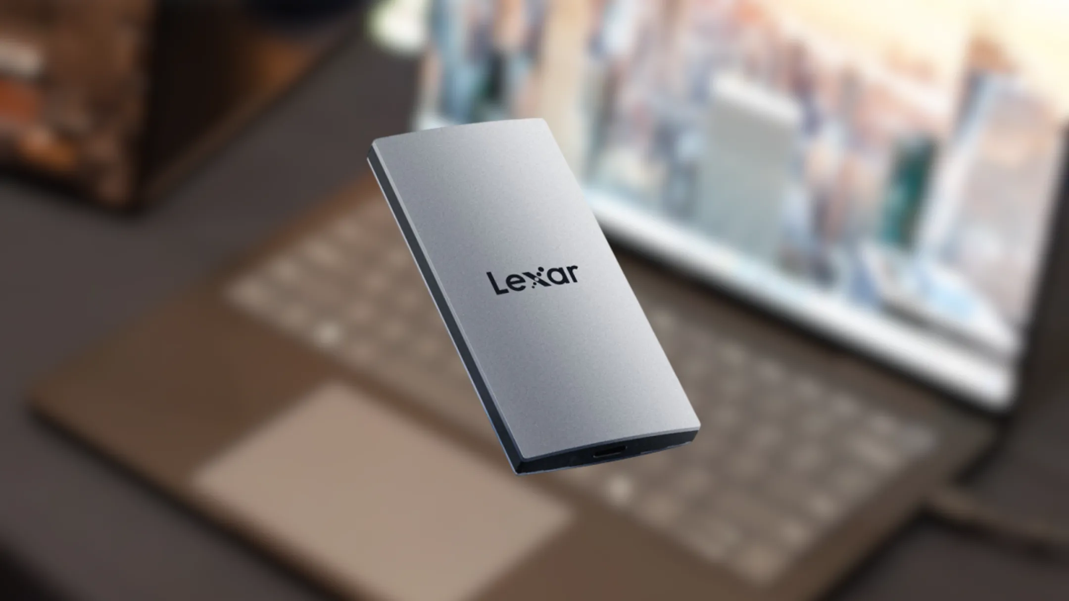 Lexar ES3 Portable SSD đặt cạnh thiết bị công nghệ