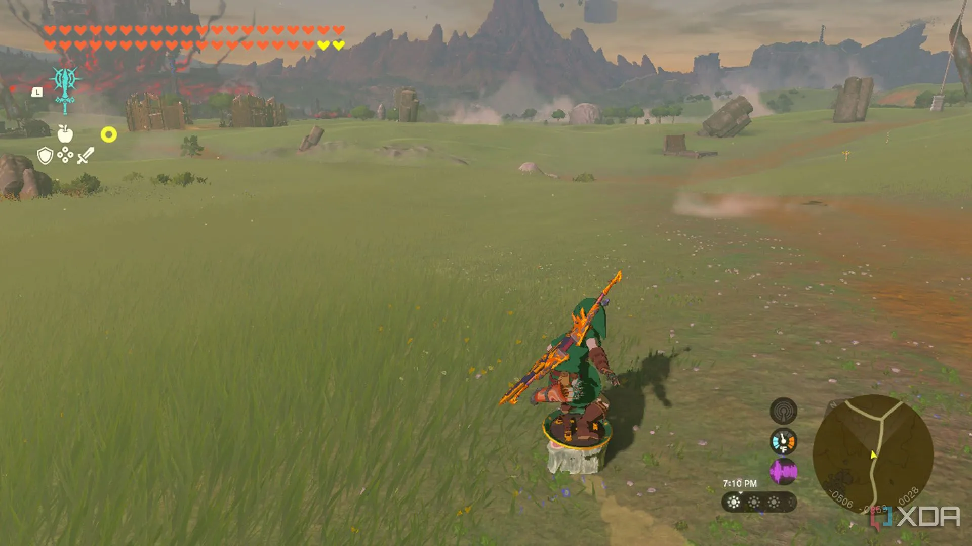 Link đang trượt khiên trên một miếng thịt đông lạnh qua cánh đồng trong The Legend of Zelda: Tears of the Kingdom.