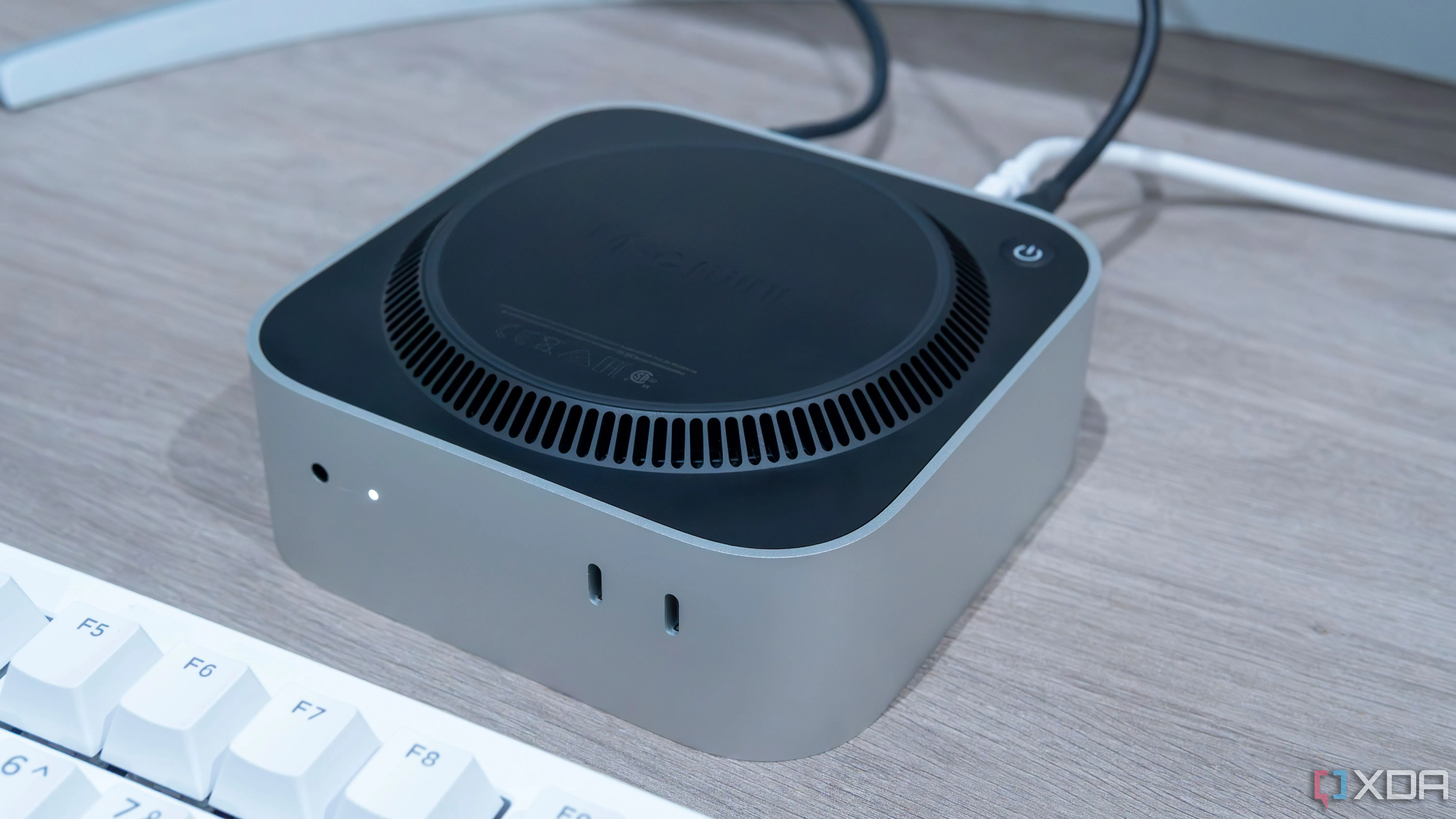 Mac Mini được đặt lật ngược, nhấn mạnh thiết kế nhỏ gọn và khả năng tản nhiệt hiệu quả của thiết bị này.