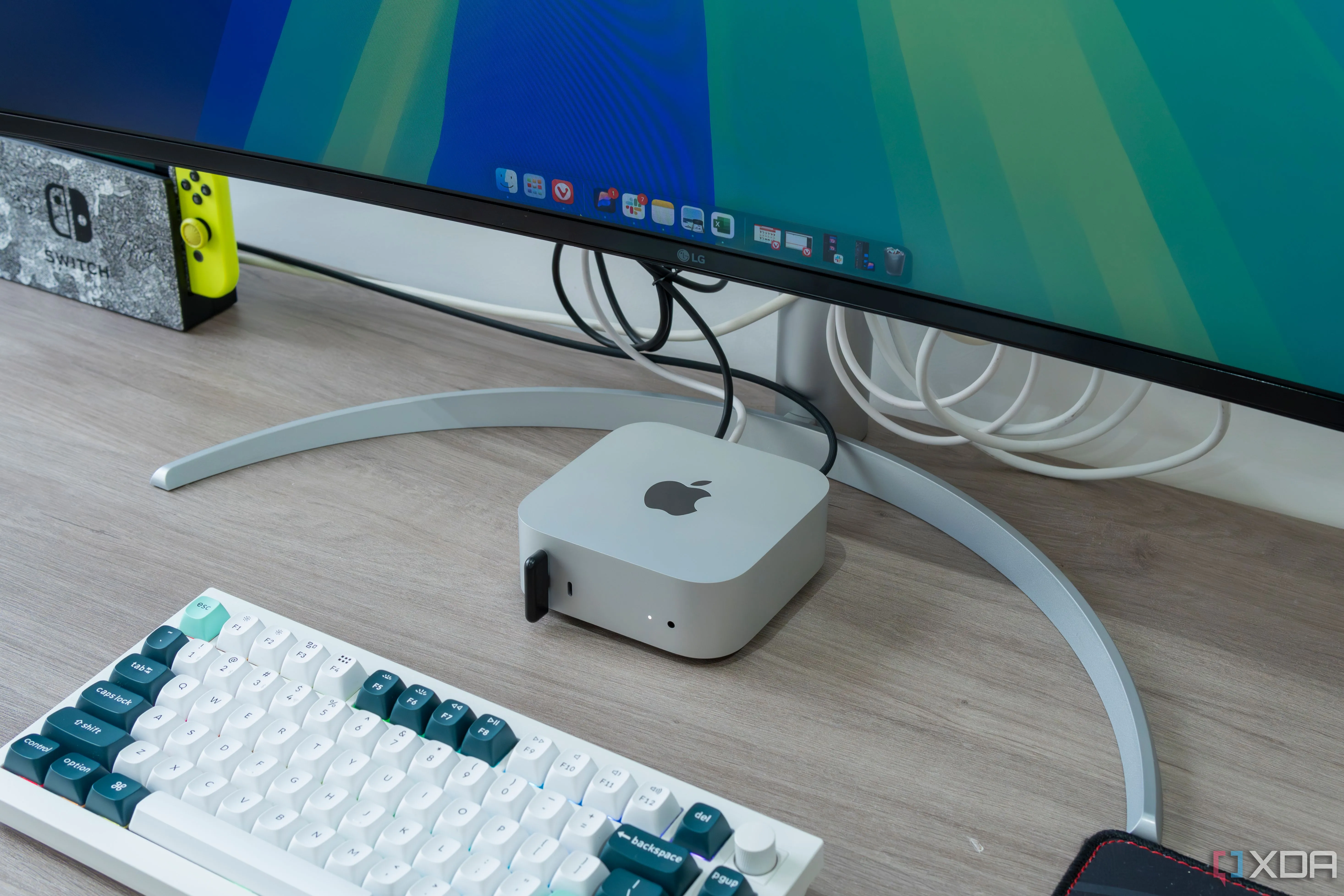 Mac mini M4 thế hệ mới được đặt trước màn hình máy tính, minh họa không gian lý tưởng để tối ưu thanh Dock.