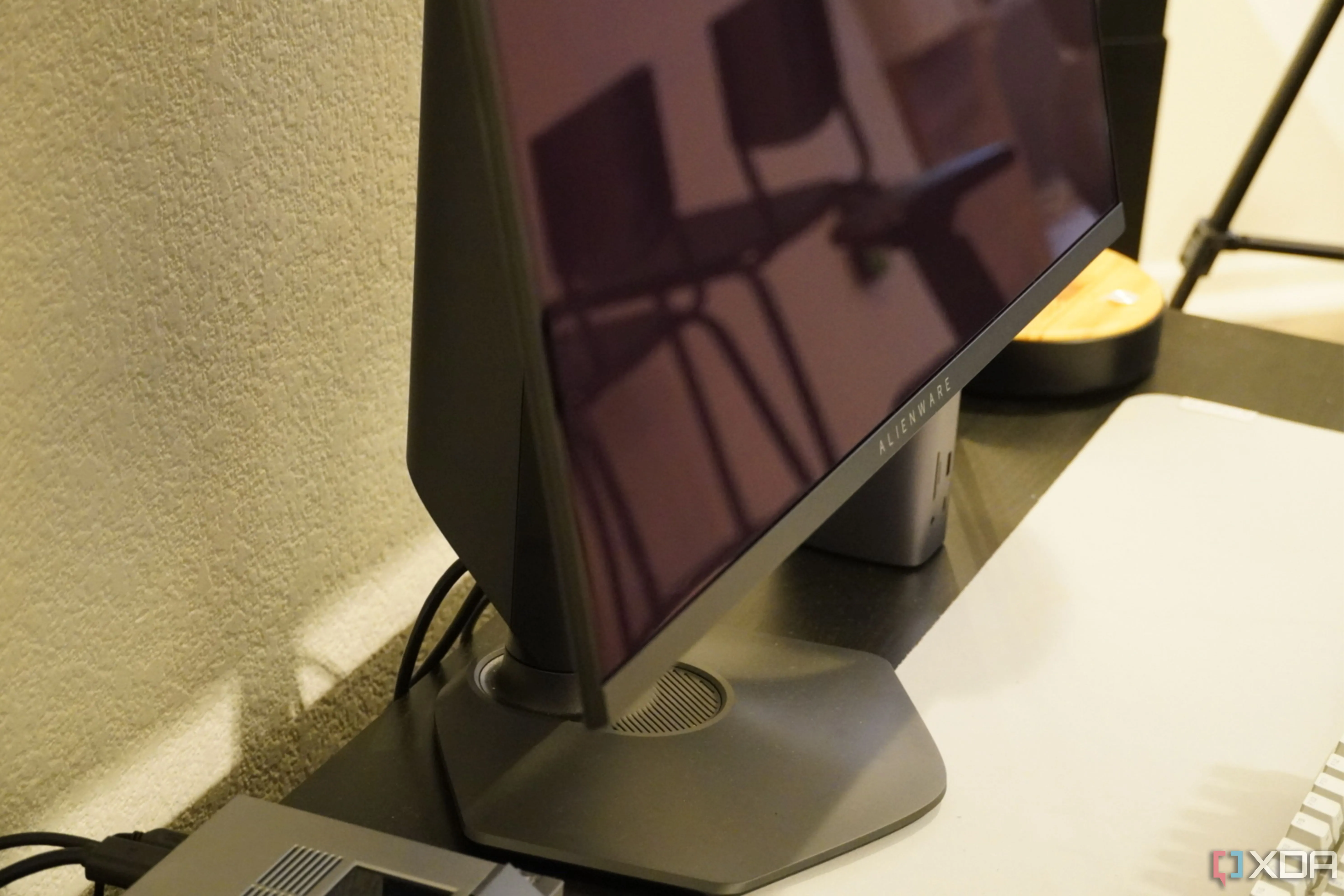 Màn hình Alienware QD-OLED 27 với lớp phủ chống chói giúp giảm phản xạ ánh sáng gây mỏi mắt.
