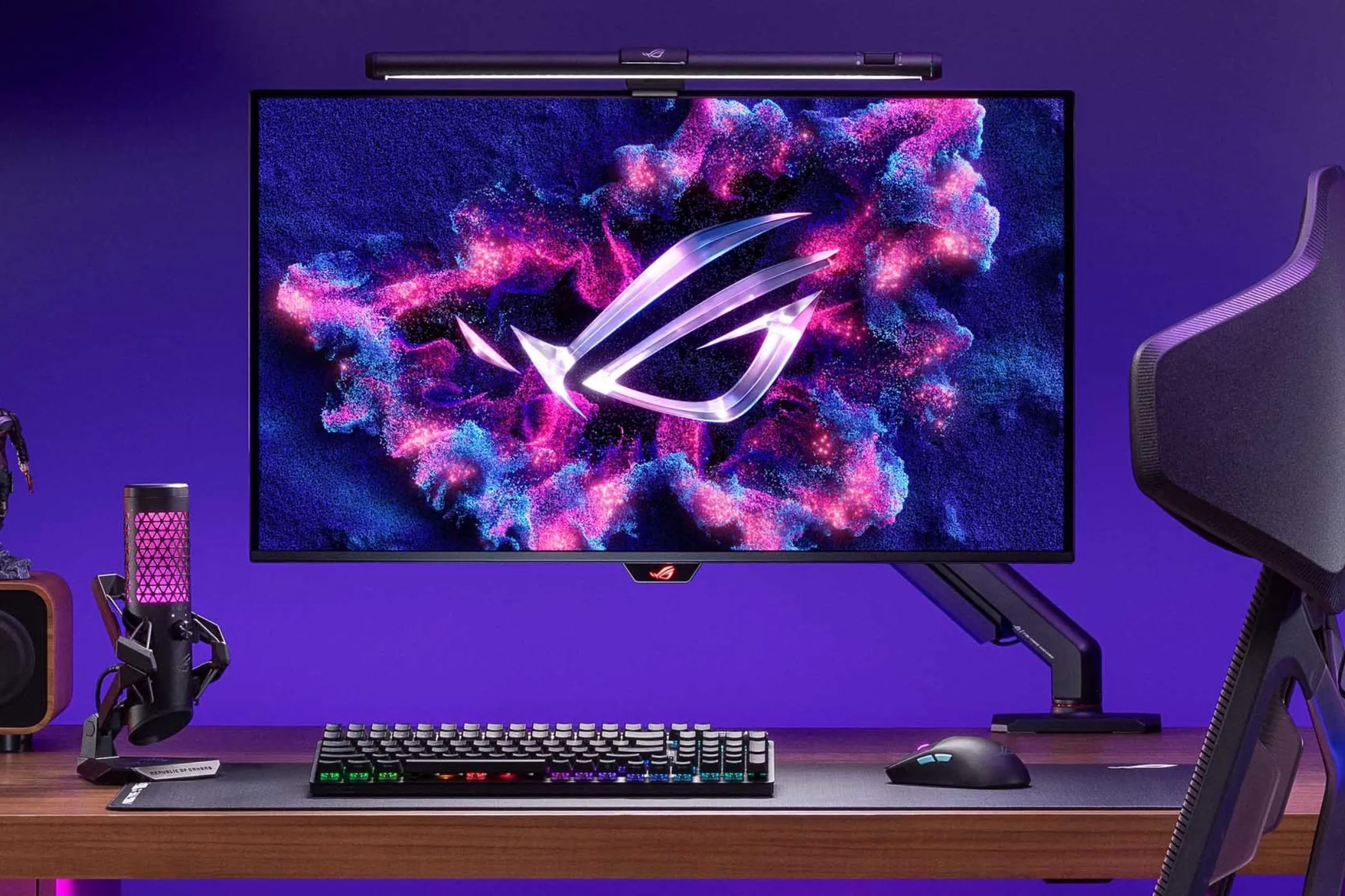 Màn hình ASUS ROG Swift PG32UCDM đặt trên chân đế Ergonomic