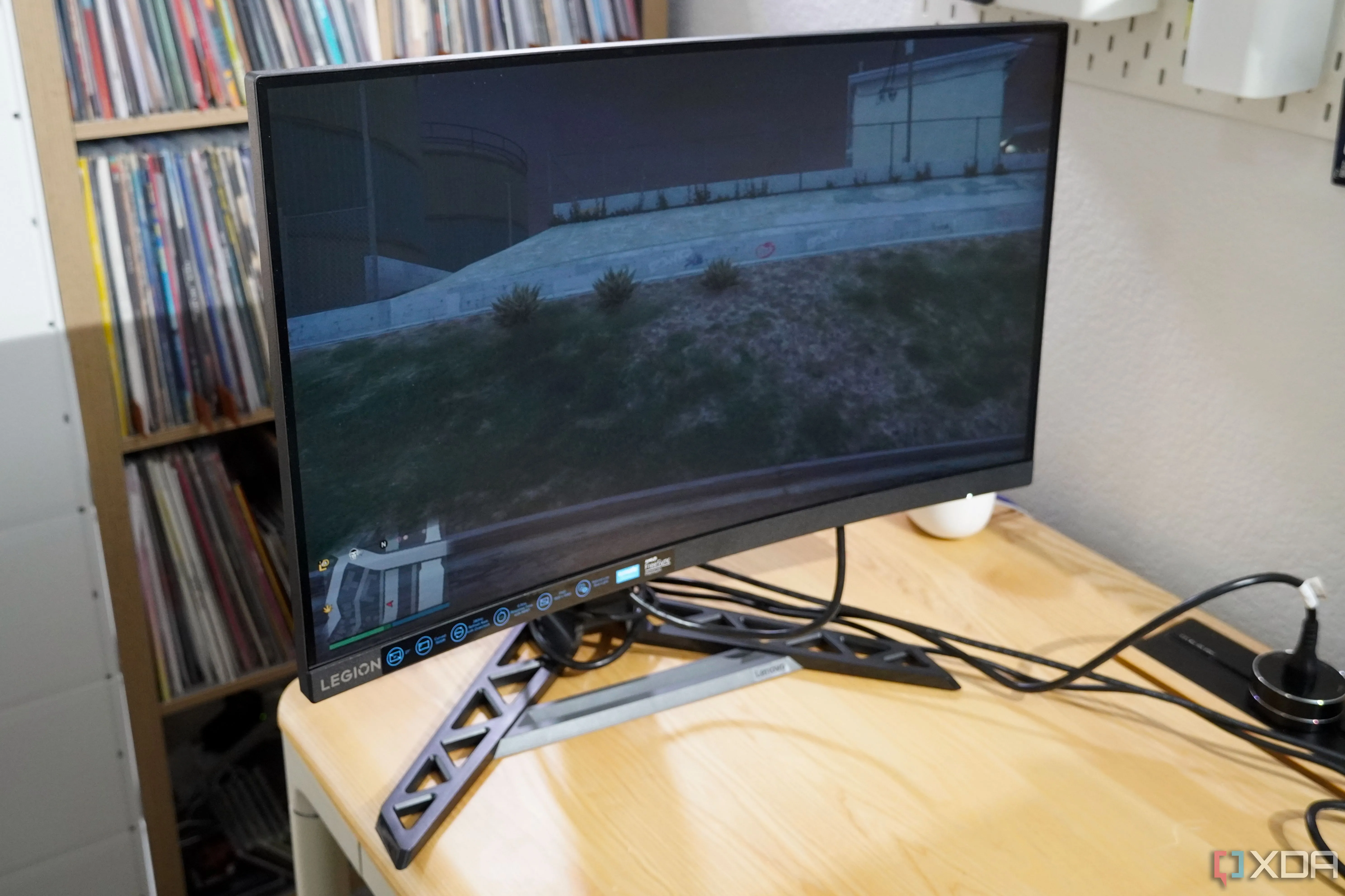 Màn hình cong Lenovo Legion 27 inch trên bàn làm việc, minh họa tầm quan trọng của màn hình tần số quét cao cho PC gaming FPS