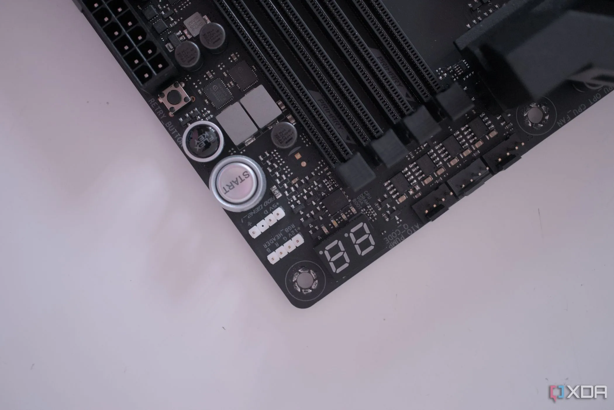 Màn hình debug Q-Code trên bo mạch chủ ASUS ROG Crosshair X670E Hero