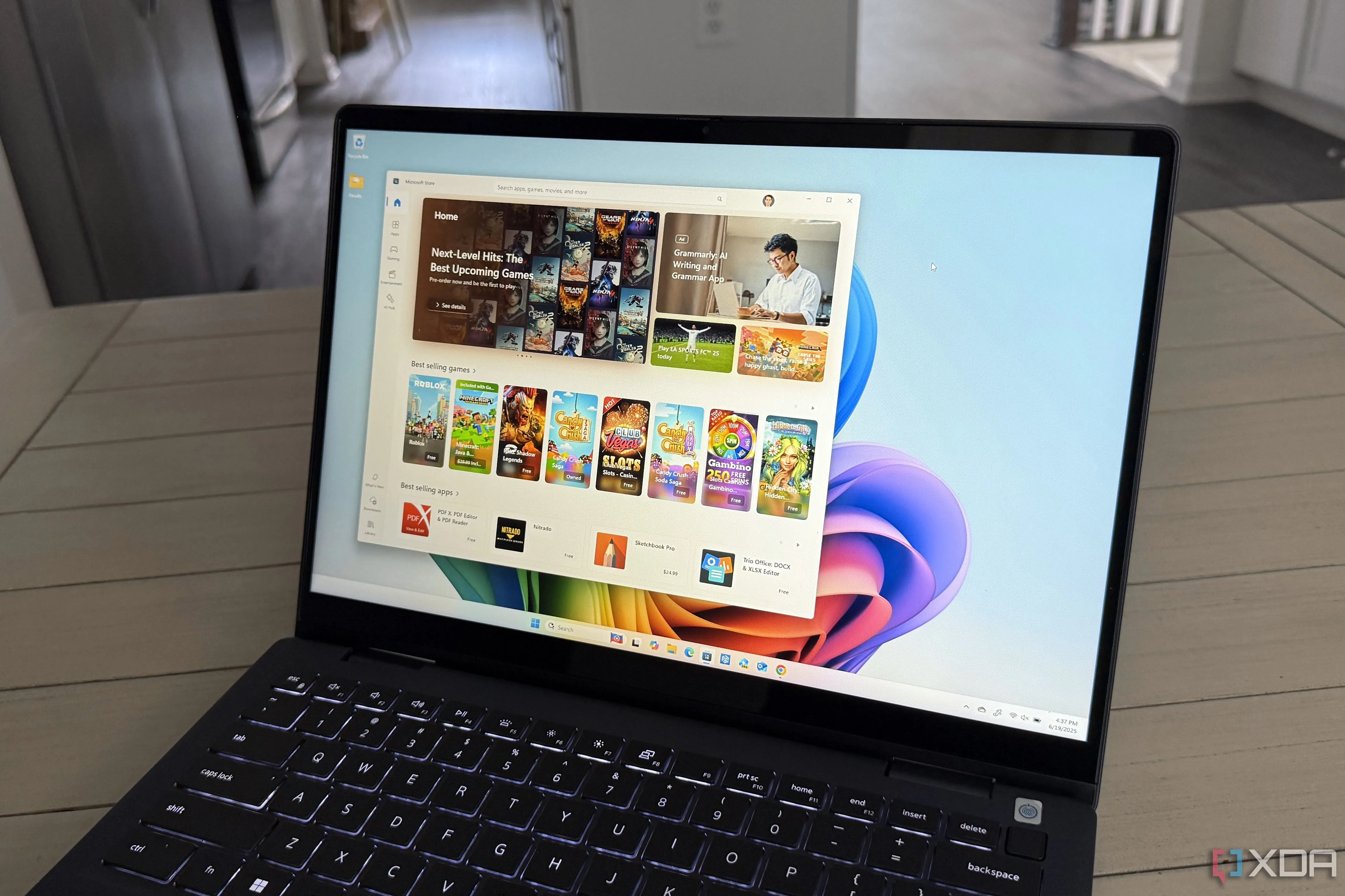 Màn hình Dell 14 Plus 2-in-1 khi sử dụng, cho thấy góc nhìn và màu sắc thực tế