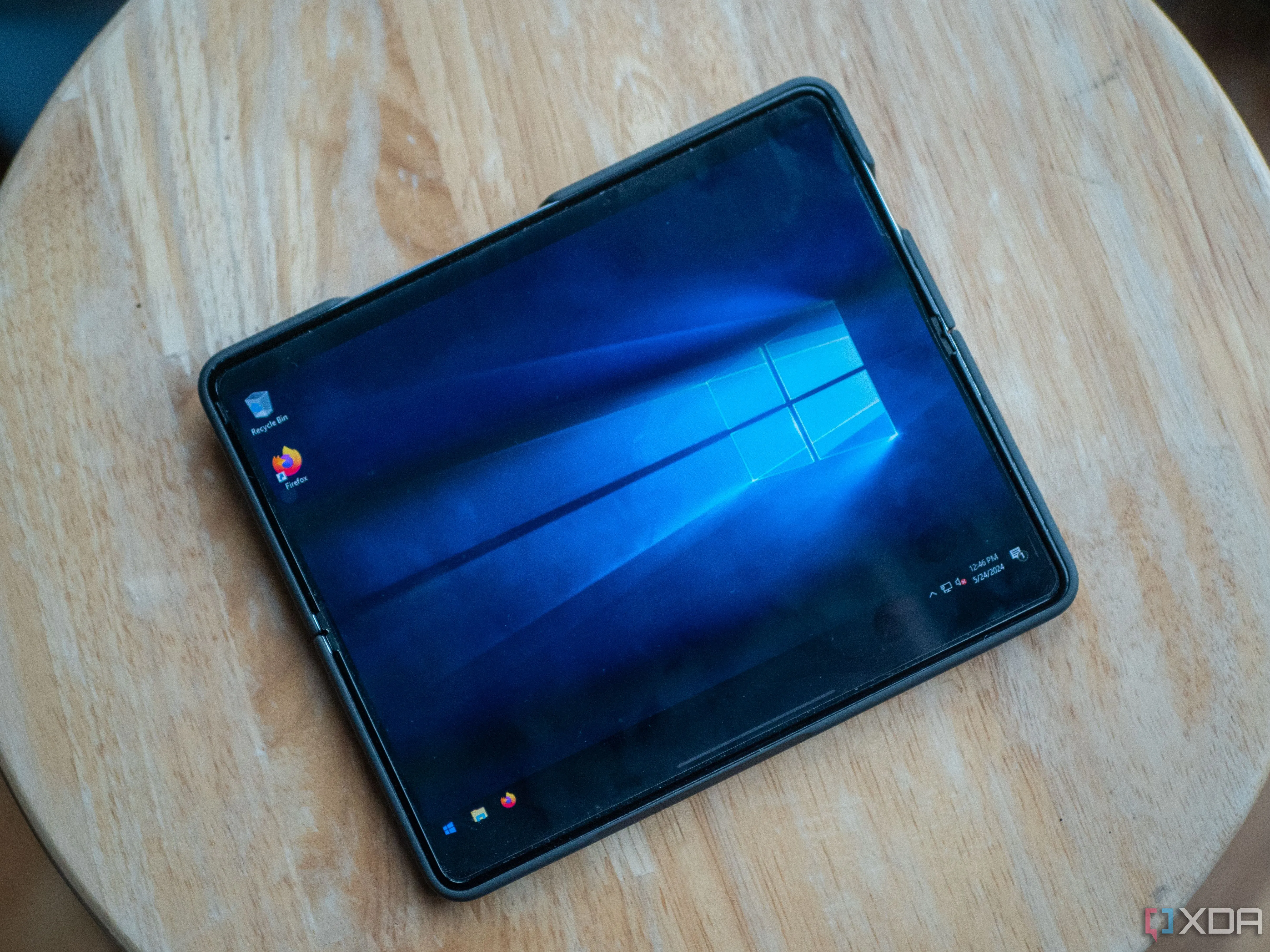 Màn hình desktop Windows 10 trên thiết bị Samsung Galaxy Z Fold 5