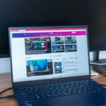 Màn hình laptop Windows 11 hiển thị File Explorer và trình duyệt Vivaldi, minh họa khả năng cải thiện tốc độ.