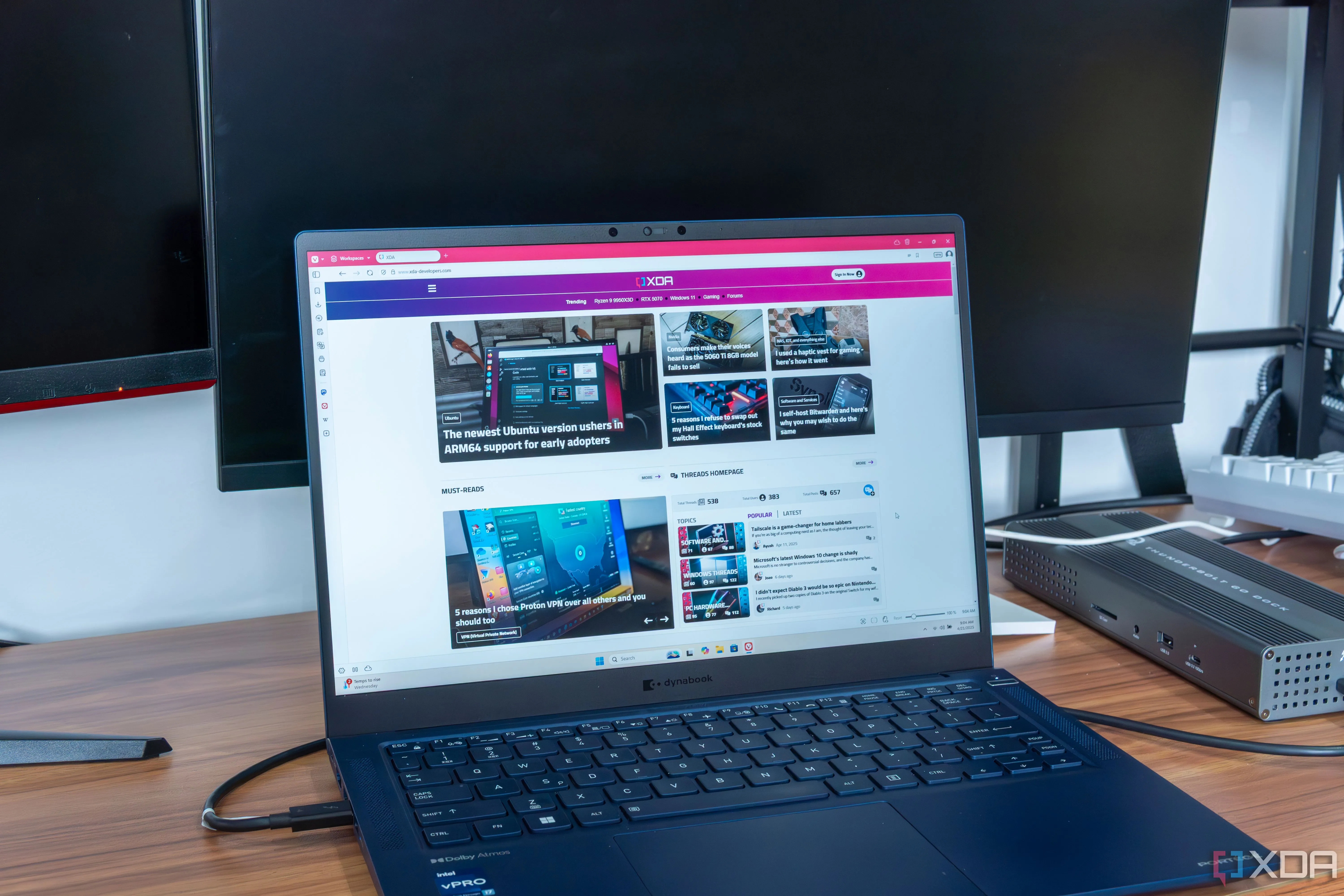 Màn hình laptop Windows 11 hiển thị File Explorer và trình duyệt Vivaldi, minh họa khả năng cải thiện tốc độ.