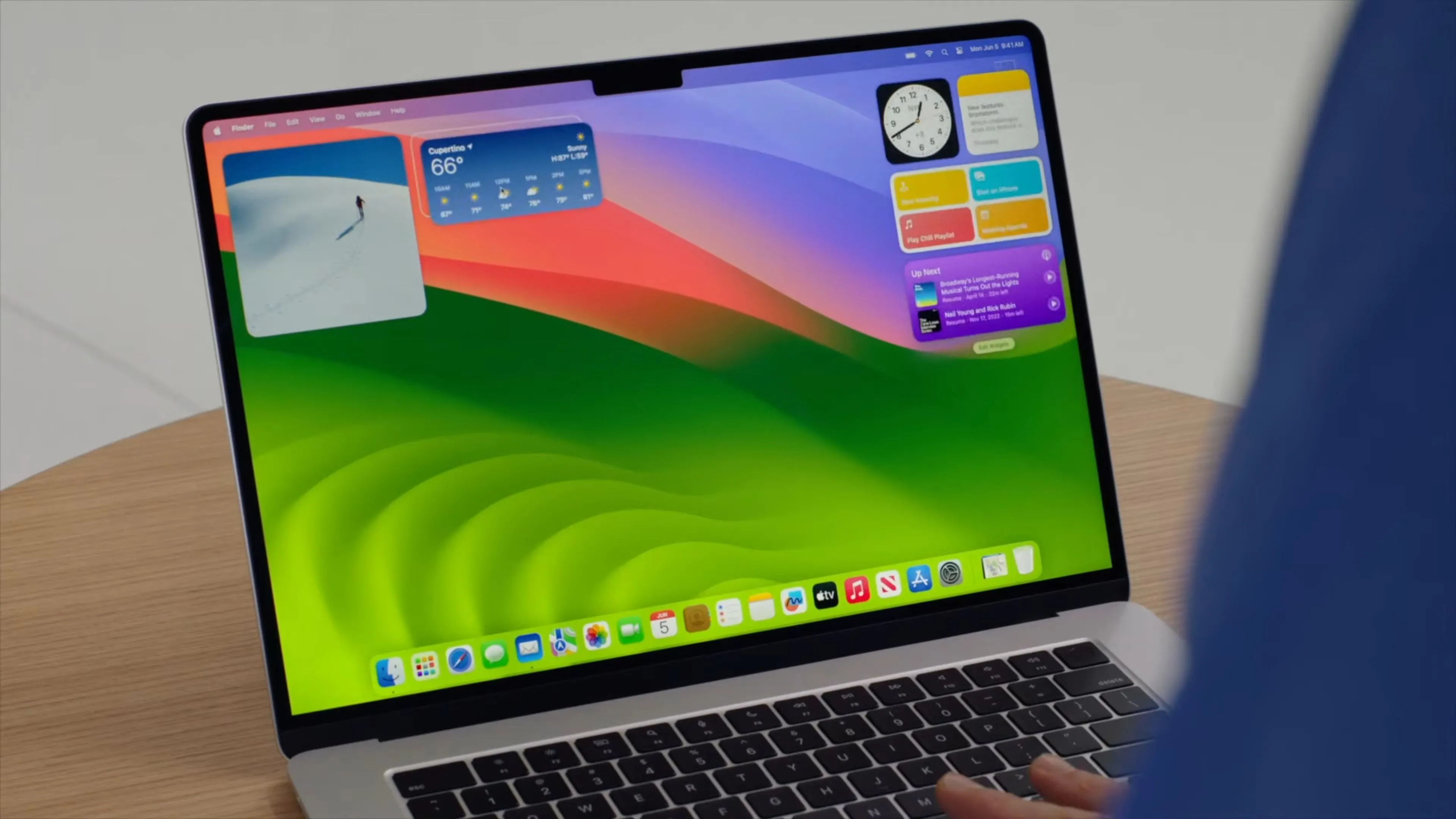 Màn hình nền MacBook chạy macOS Sonoma với các tiện ích (widget) được đặt sẵn, cung cấp thông tin nhanh và tiện lợi.