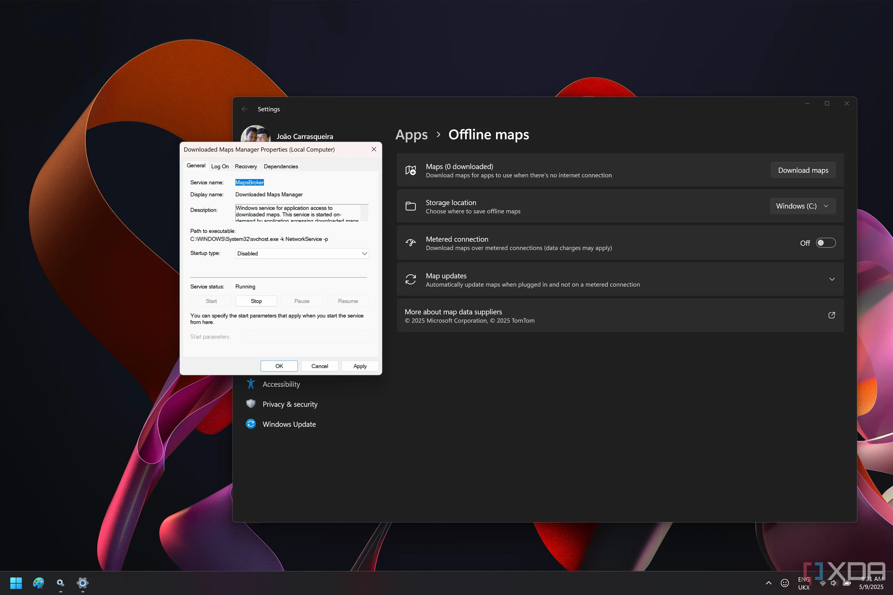 Màn hình quản lý dịch vụ Windows 11 hiển thị dịch vụ Downloaded Maps Manager bị vô hiệu hóa và trang Bản đồ ngoại tuyến trong Cài đặt