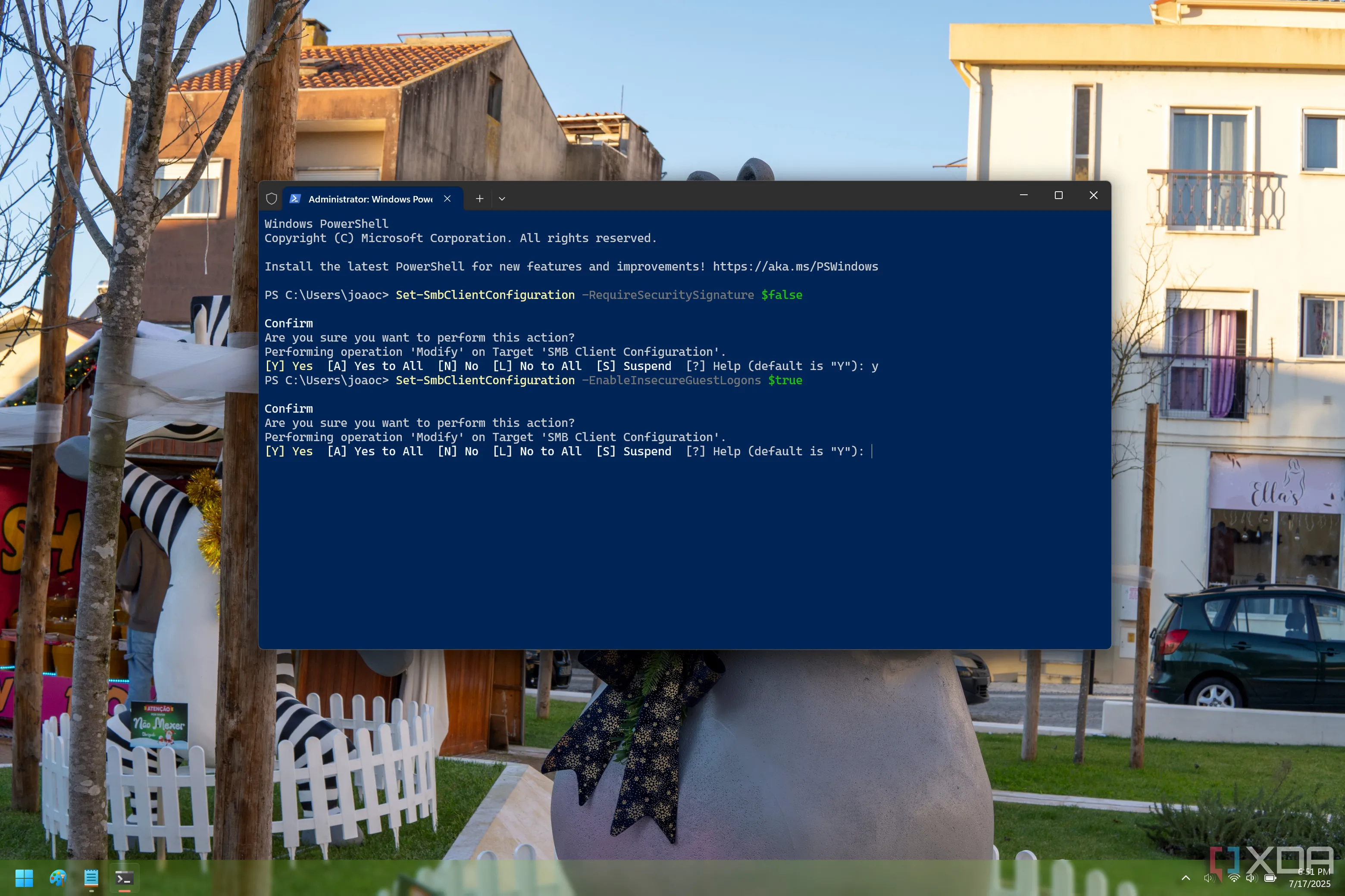 Màn hình Windows PowerShell hiển thị các lệnh điều chỉnh cài đặt bảo mật SMB trên Windows 11