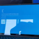 Màn hình xanh chết chóc (BSOD) trên laptop, biểu tượng cho lỗi hệ thống Windows nghiêm trọng khi sử dụng hệ thống tệp không tương thích