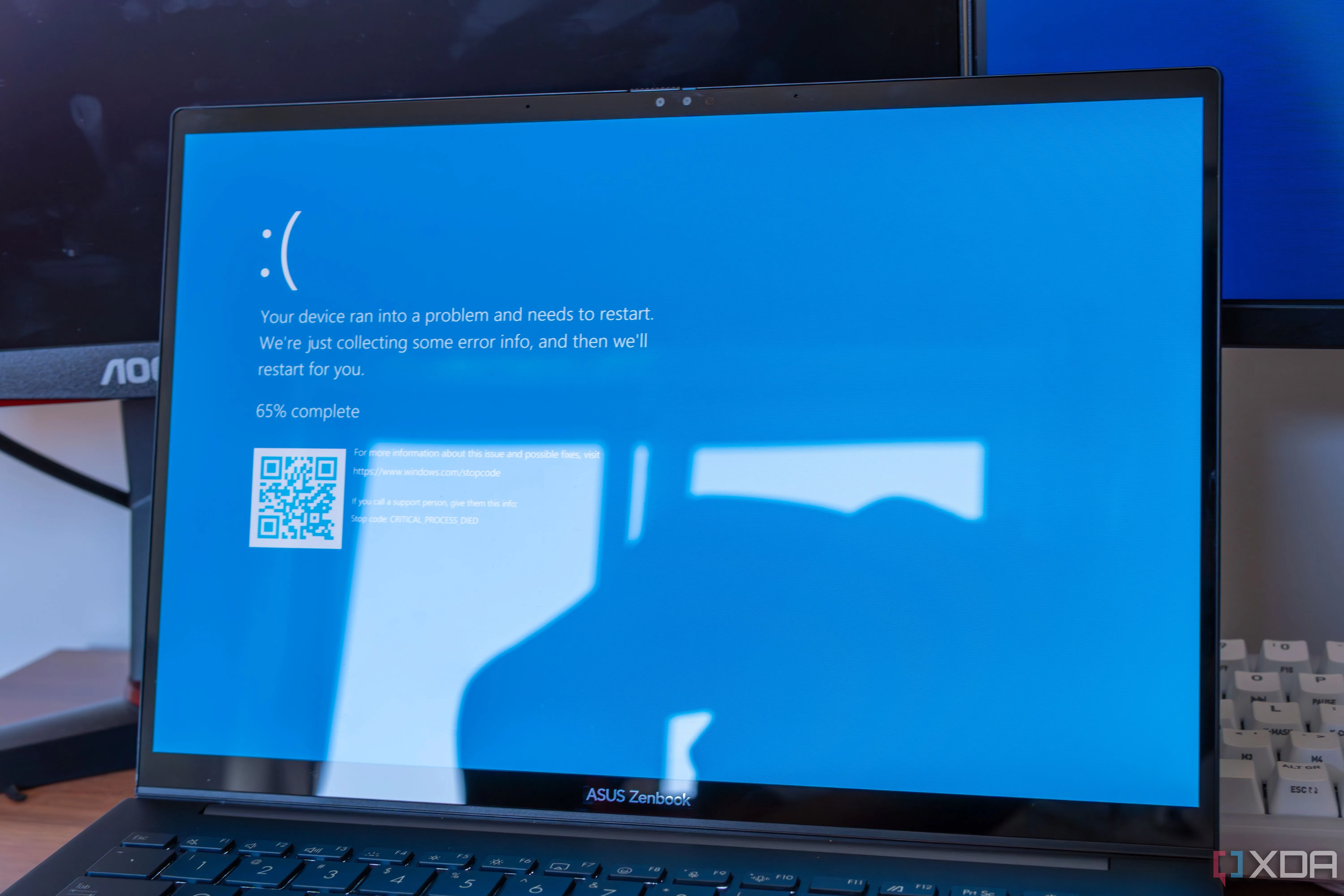 Màn hình xanh chết chóc (BSOD) trên máy tính xách tay, minh họa hậu quả của việc can thiệp firmware tùy chỉnh sai cách.