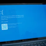 Màn hình xanh chết chóc (BSOD) trên máy tính xách tay Windows 11 sau cập nhật lỗi.