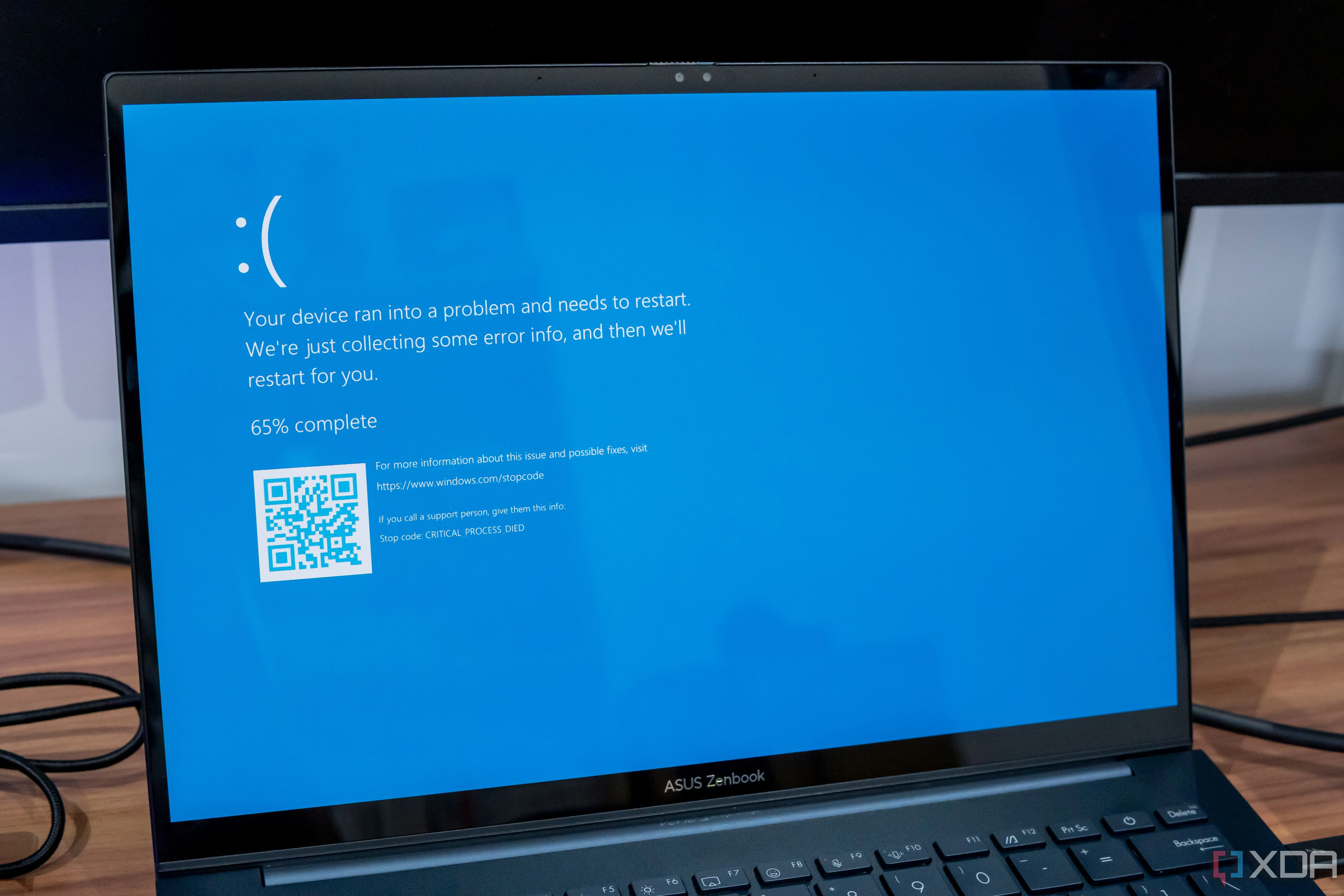 Màn hình xanh chết chóc (BSOD) trên máy tính xách tay Windows 11 sau cập nhật lỗi.
