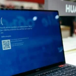 Màn hình xanh chết chóc (BSOD) trên Windows XP, biểu tượng của lỗi hệ thống và sự cố phần cứng