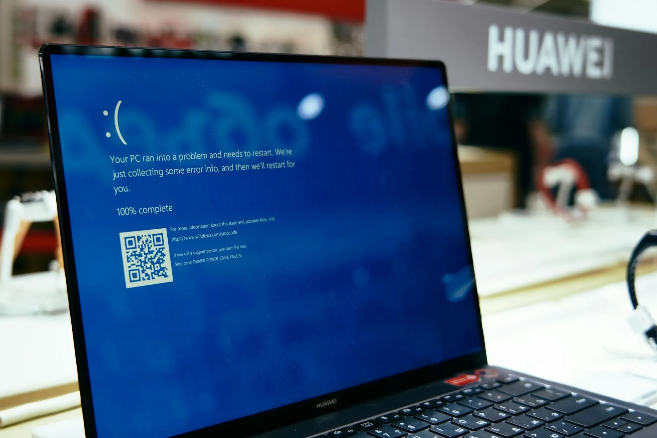 Màn hình xanh chết chóc (BSOD) trên Windows XP, biểu tượng của lỗi hệ thống và sự cố phần cứng