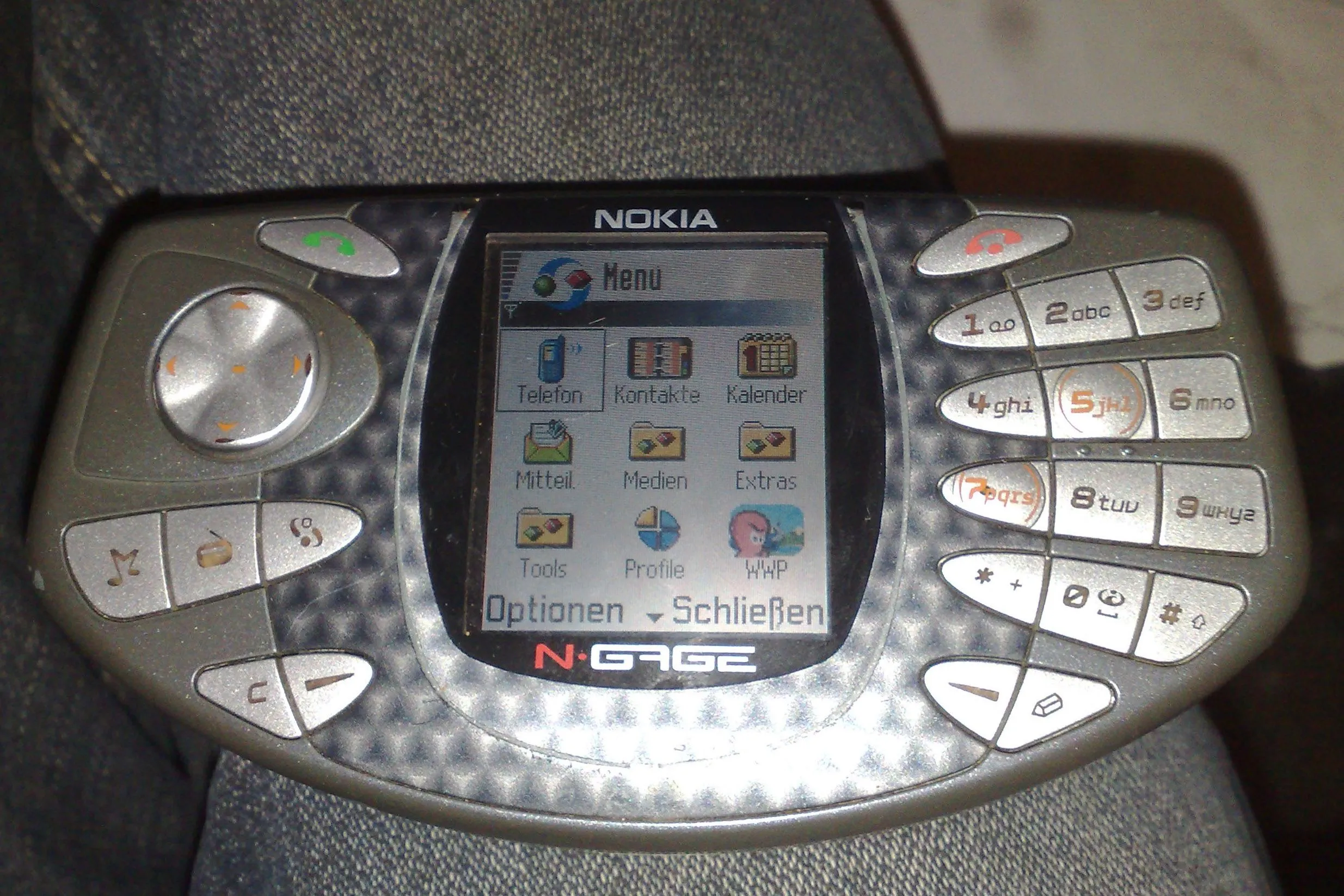 Mẫu Nokia N-Gage đời đầu với thiết kế &quot;taco phone&quot; gây tranh cãi, một trong những console thất bại của Nokia.