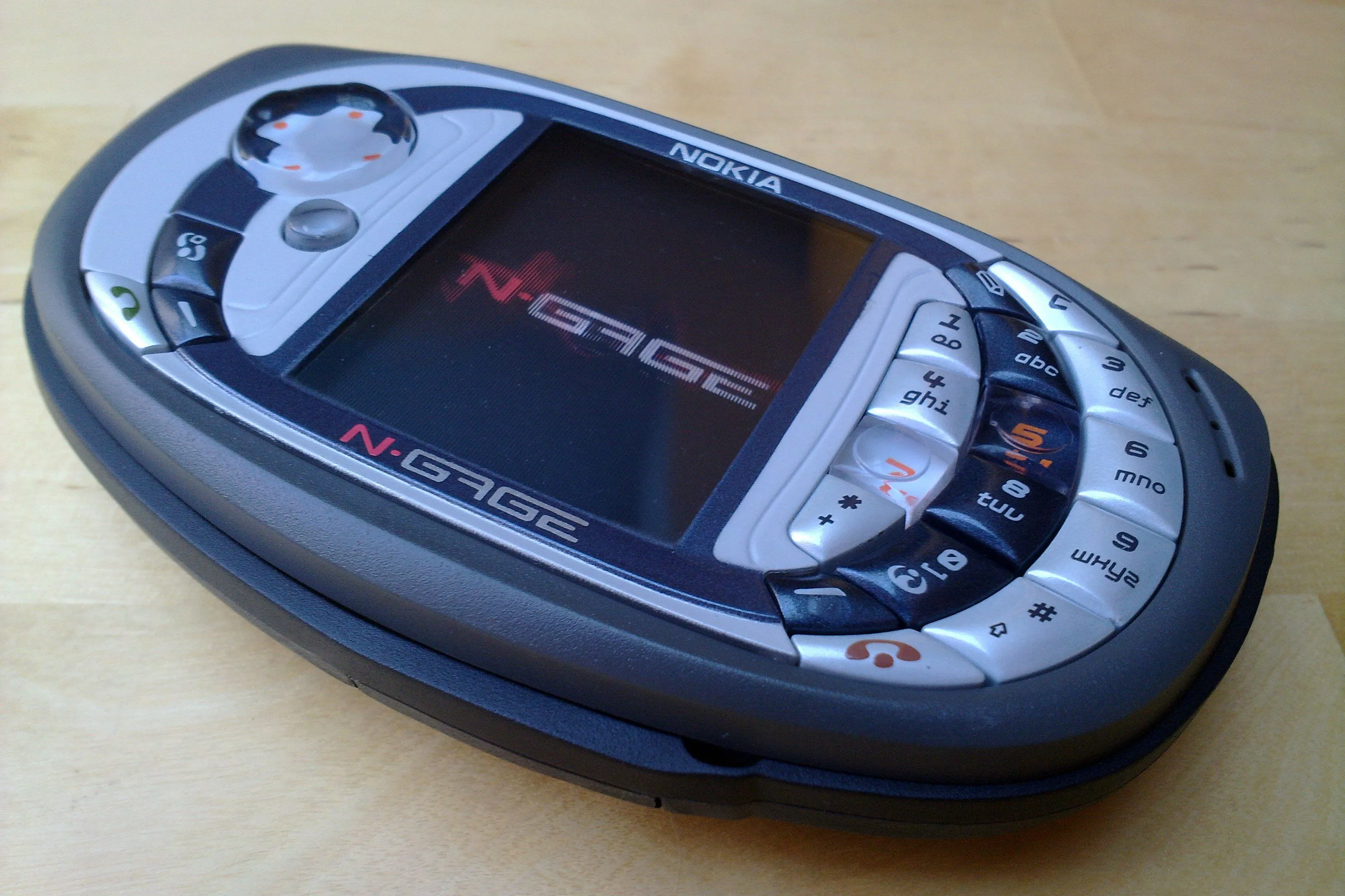 Máy chơi game cầm tay Nokia N-Gage, một nỗ lực kết hợp điện thoại di động và gaming console.