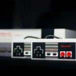 Máy chơi game Nintendo Entertainment System (NES) thế hệ đầu tiên ra mắt năm 1985.