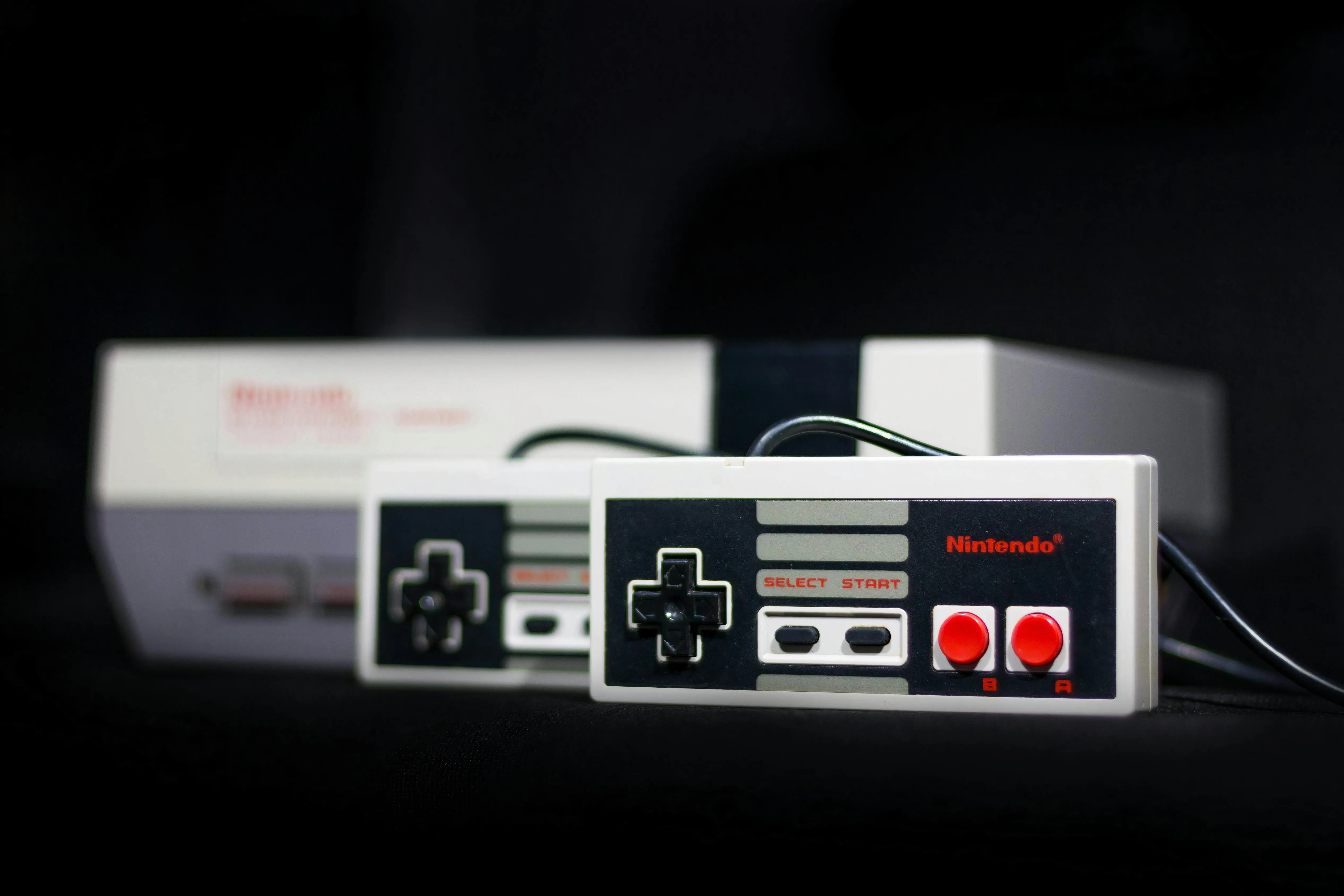 Máy chơi game Nintendo Entertainment System (NES) thế hệ đầu tiên ra mắt năm 1985.