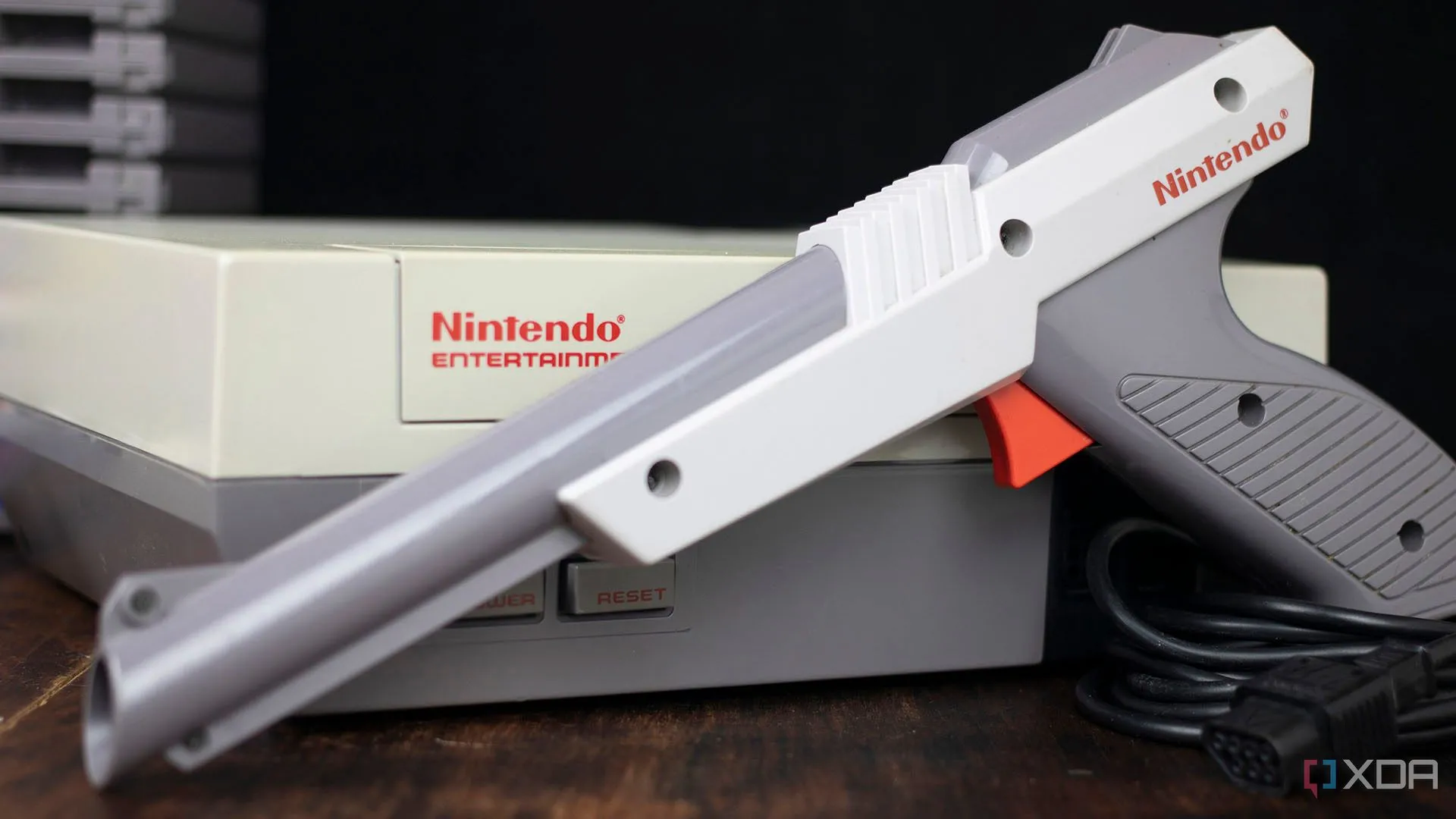 Máy chơi game Nintendo NES và khẩu súng Zapper, biểu tượng của kỷ nguyên gaming cổ điển.