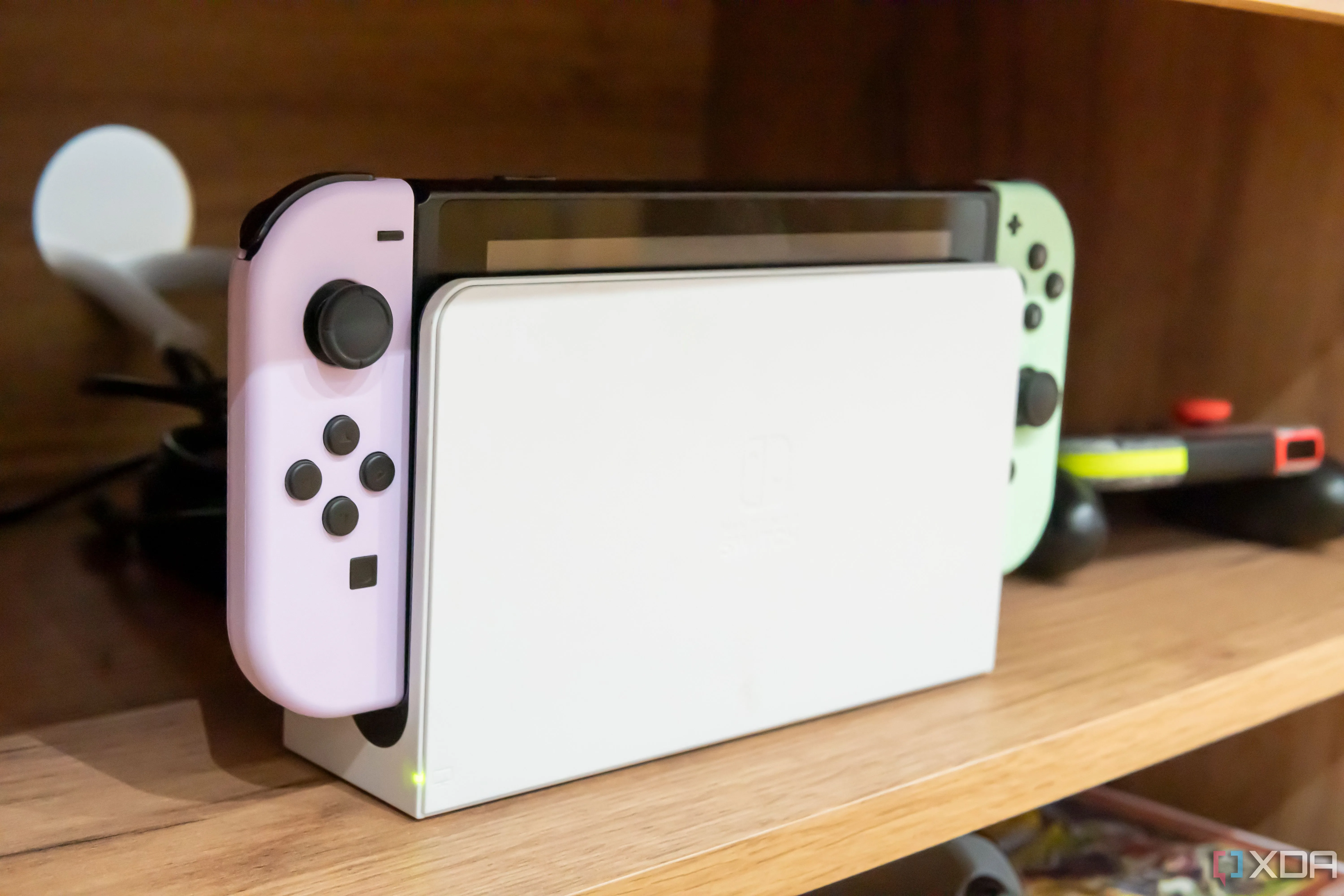 Máy chơi game Nintendo Switch đang được đặt trong dock, thể hiện khả năng kết nối TV và tính linh hoạt.