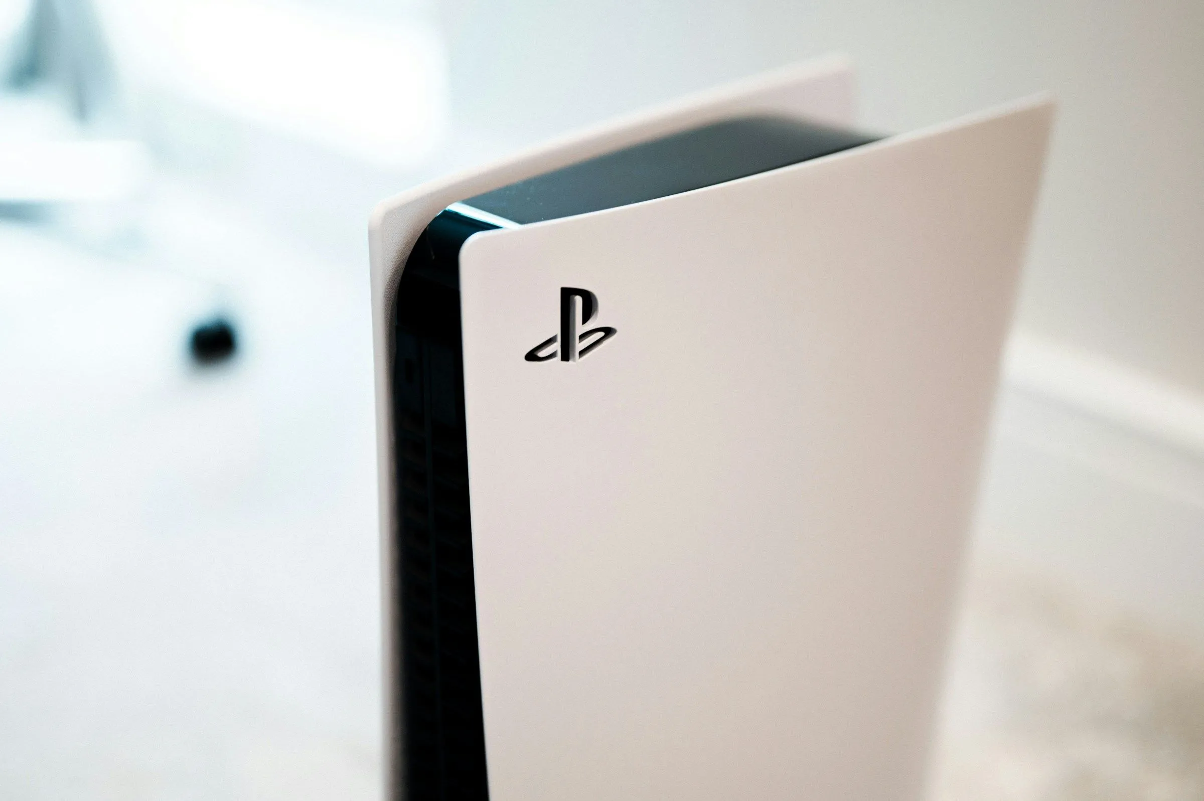 Máy chơi game PlayStation 5 với logo PlayStation Plus trên màn hình, tượng trưng cho dịch vụ được Sony bồi thường sau sự cố PSN.