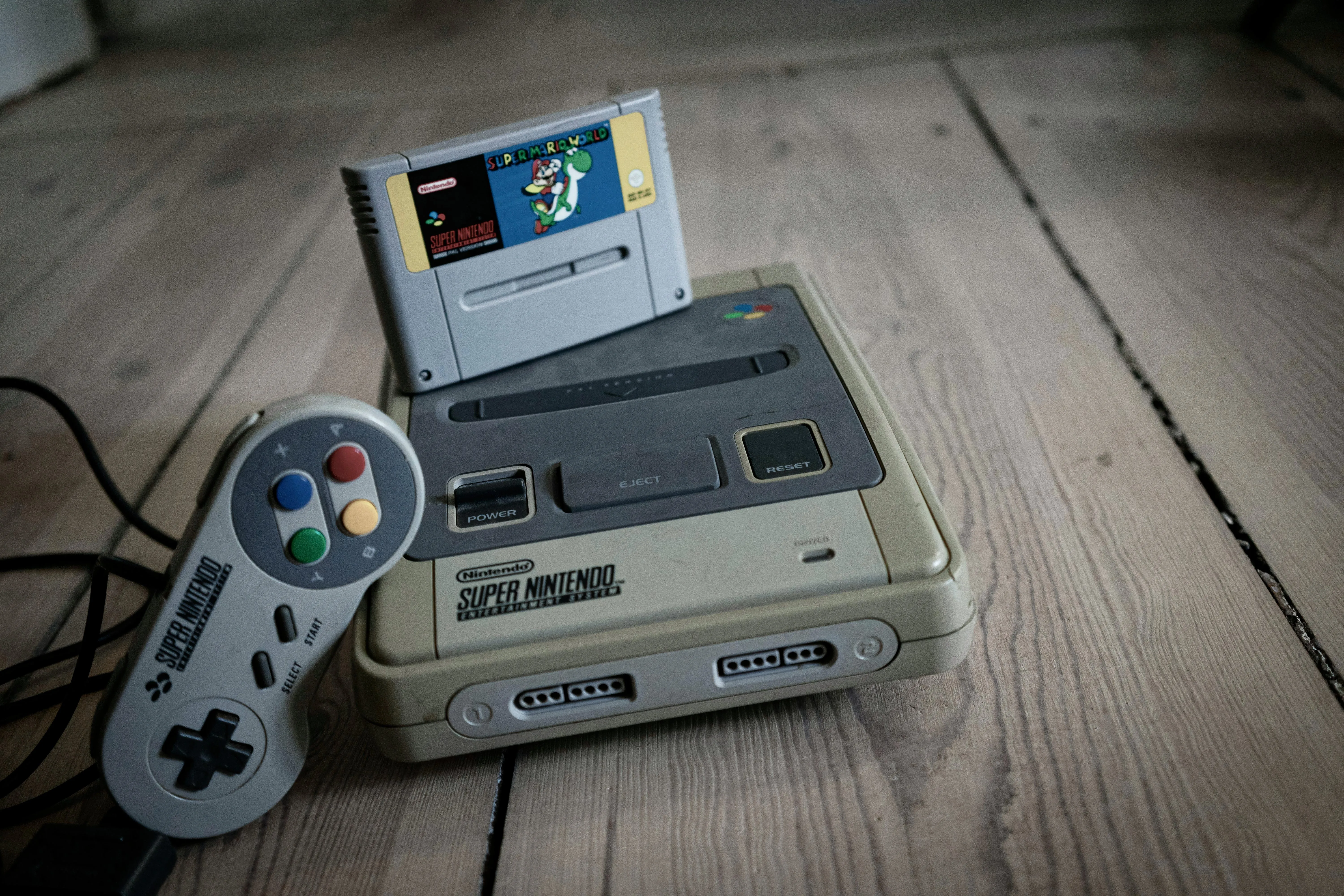 Máy chơi game Super Nintendo Entertainment System (SNES) cùng tay cầm cổ điển.
