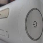 Máy chơi game Xbox 360 với thiết kế màu trắng và đen, biểu tượng Xbox nổi bật