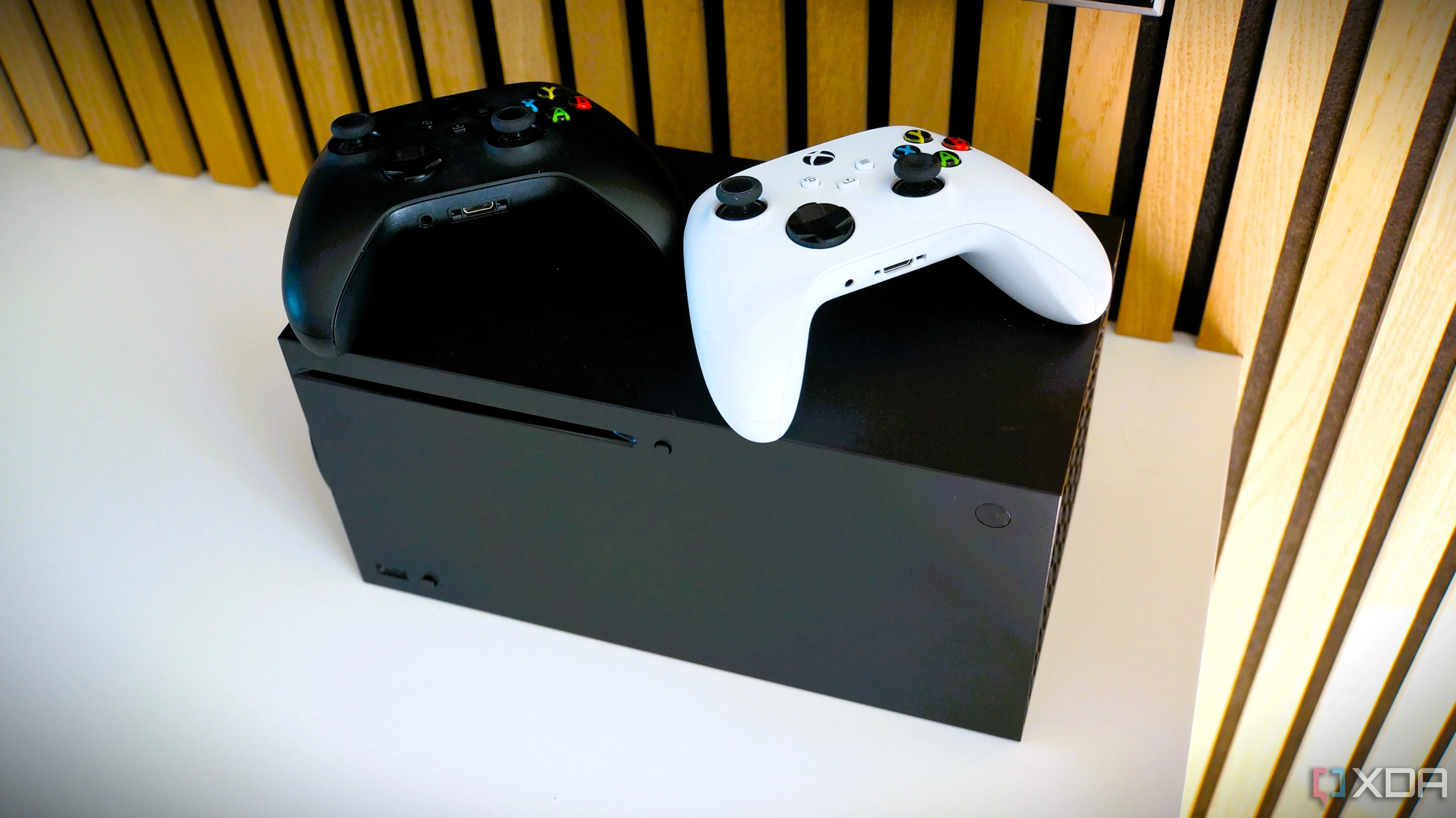 Máy chơi game Xbox Series X cùng tay cầm màu đen và trắng, thể hiện khả năng tương thích ngược vượt trội của Xbox