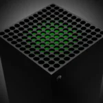 Máy chơi game Xbox Series X màu đen đặt đứng, nhìn từ góc trên xuống.