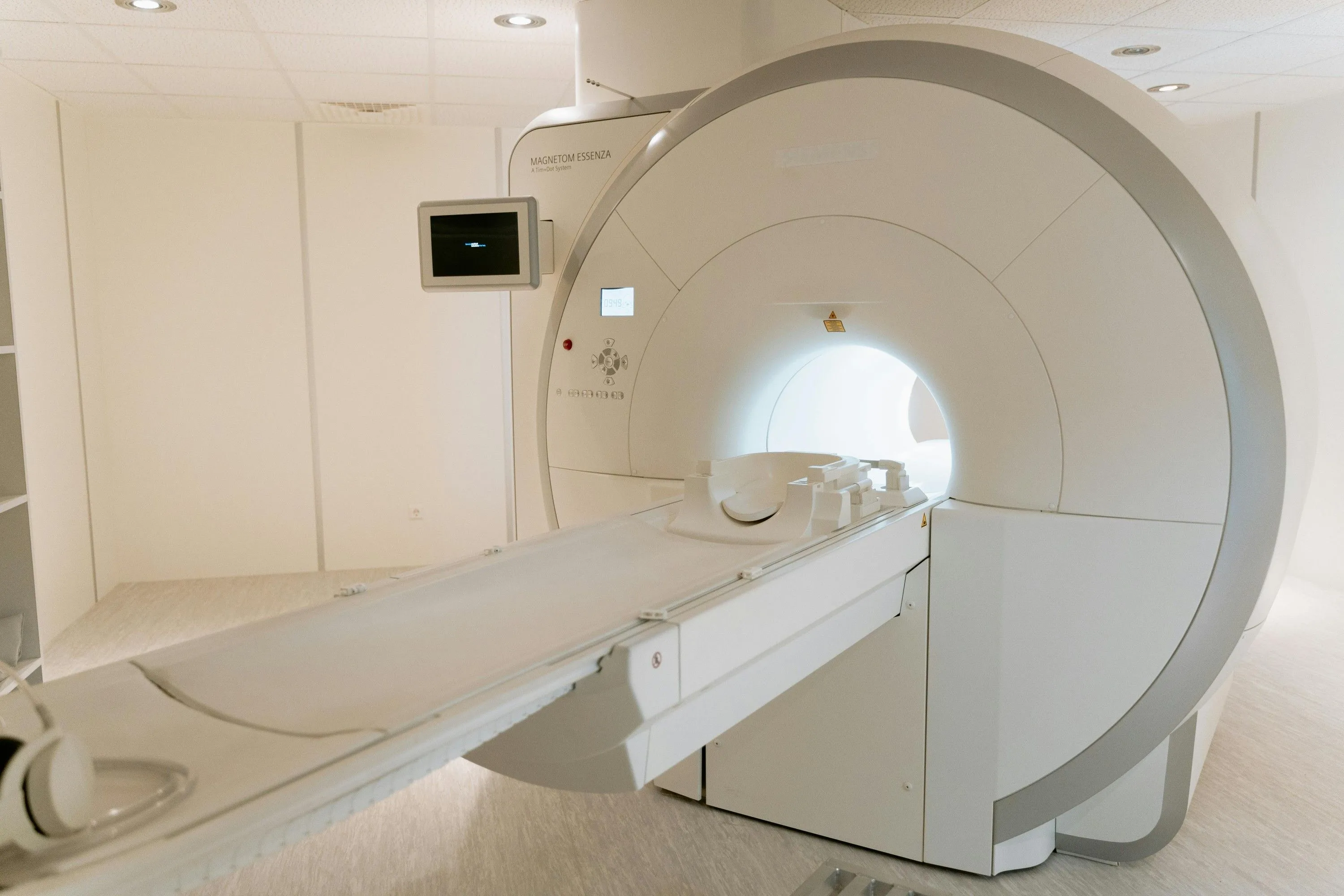 Máy chụp CT trong bệnh viện, tượng trưng cho các thiết bị y tế phức tạp nhưng có thể có mật khẩu mặc định cố định