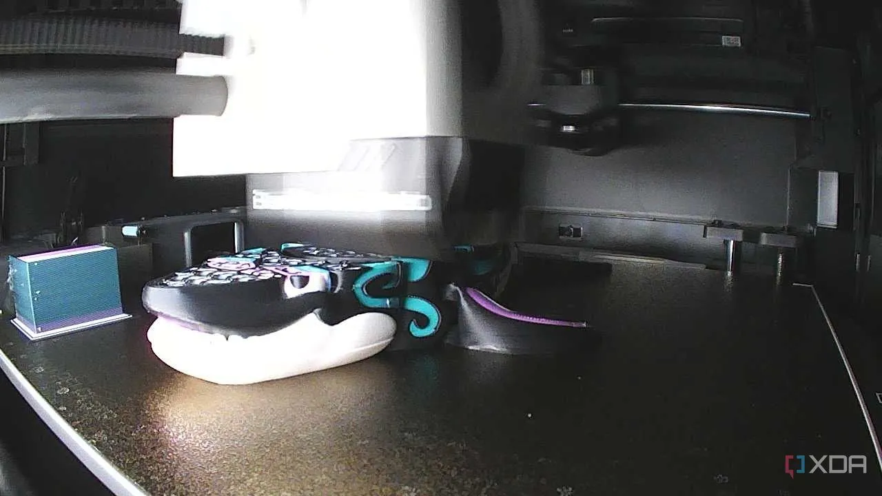 Máy in 3D Creality CR-10 đang thực hiện quá trình in với cá voi Orca trên bàn in