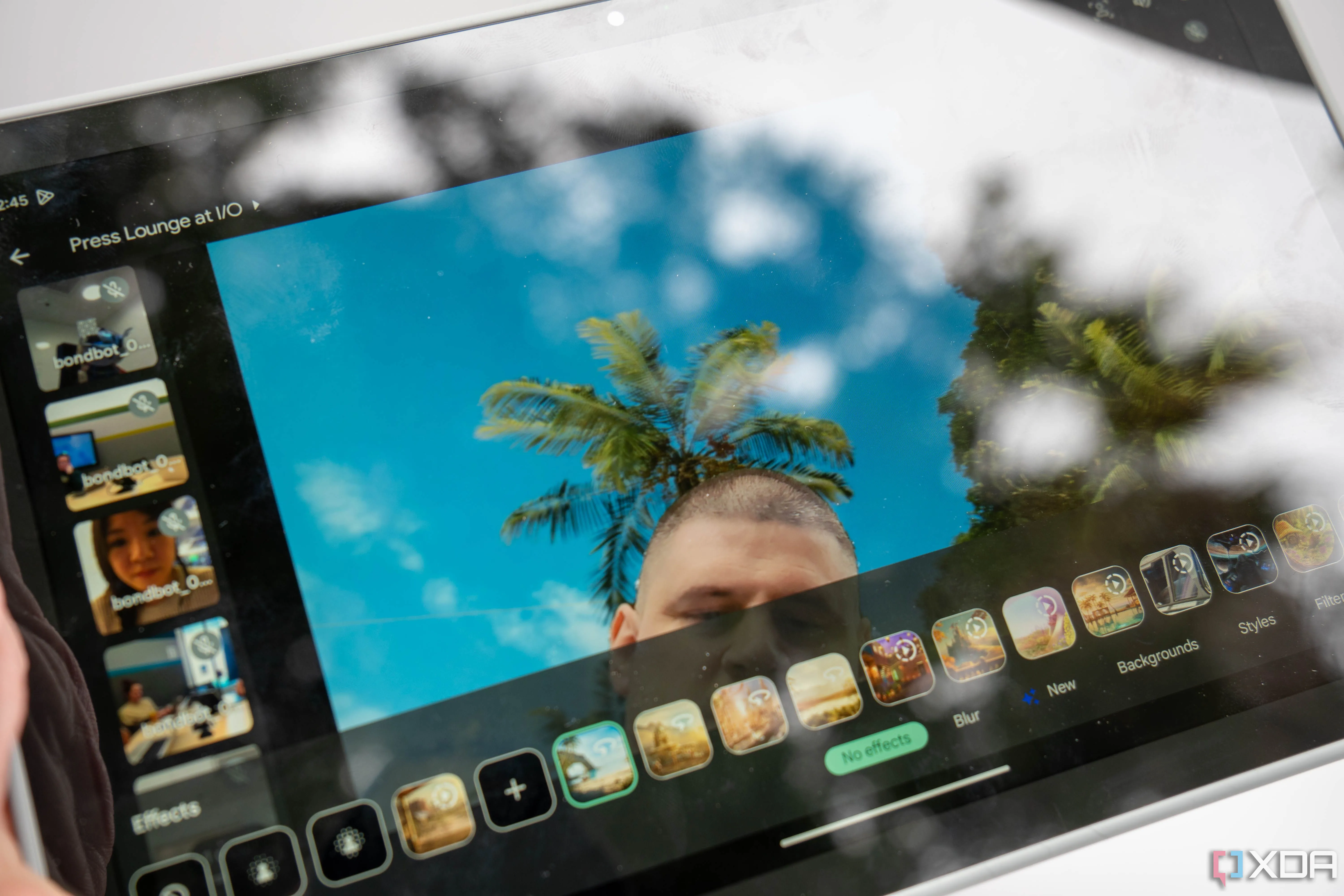 Máy tính bảng Google Pixel Tablet với màn hình hiển thị sống động, viền mỏng, đặt trên đế sạc kiêm loa ngoài, tạo thành trung tâm giải trí tại nhà.