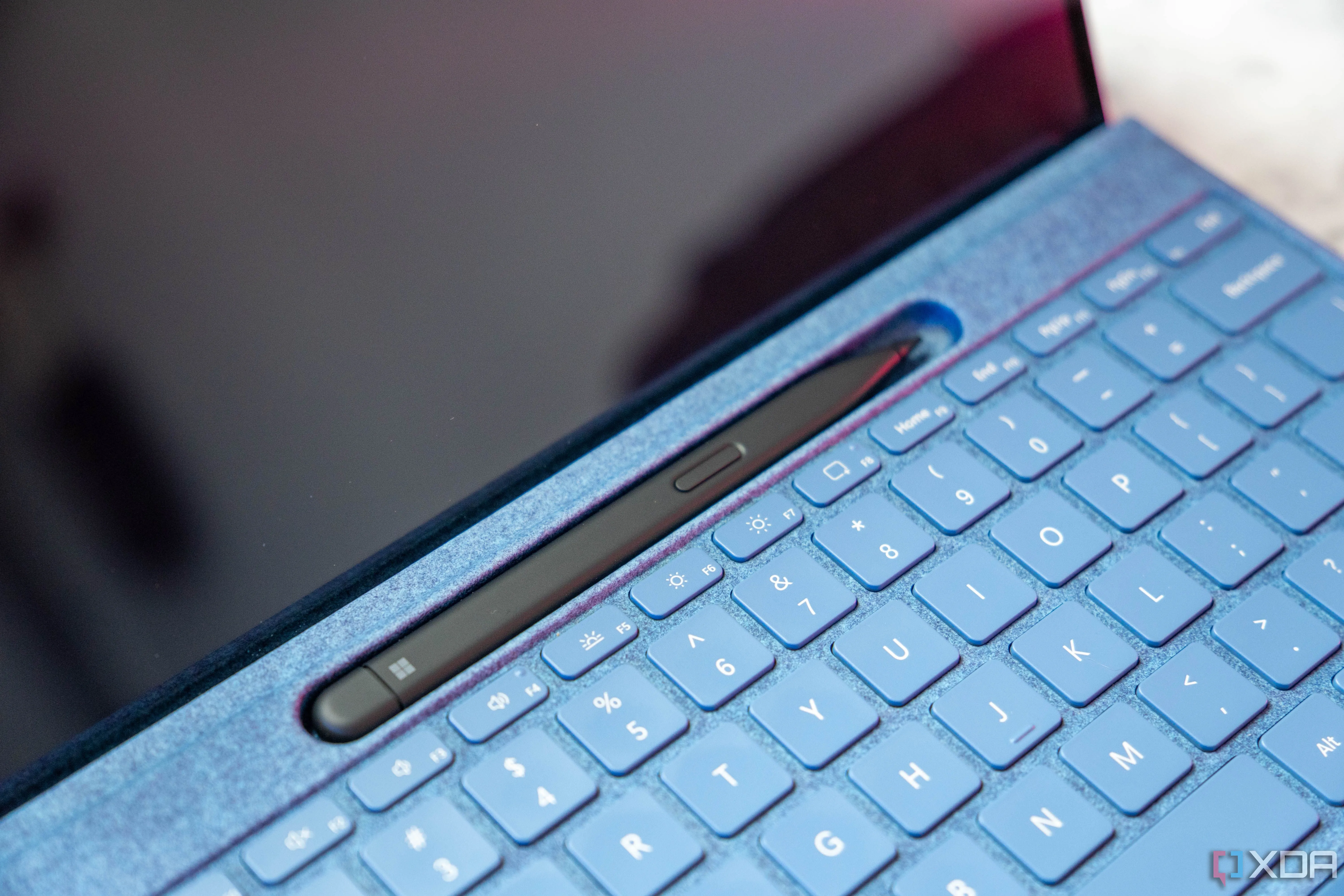 Máy tính bảng Surface Pro đại diện cho dòng thiết bị Windows Ink, nơi ứng dụng Microsoft Font Maker có thể phát huy tối đa tiềm năng.