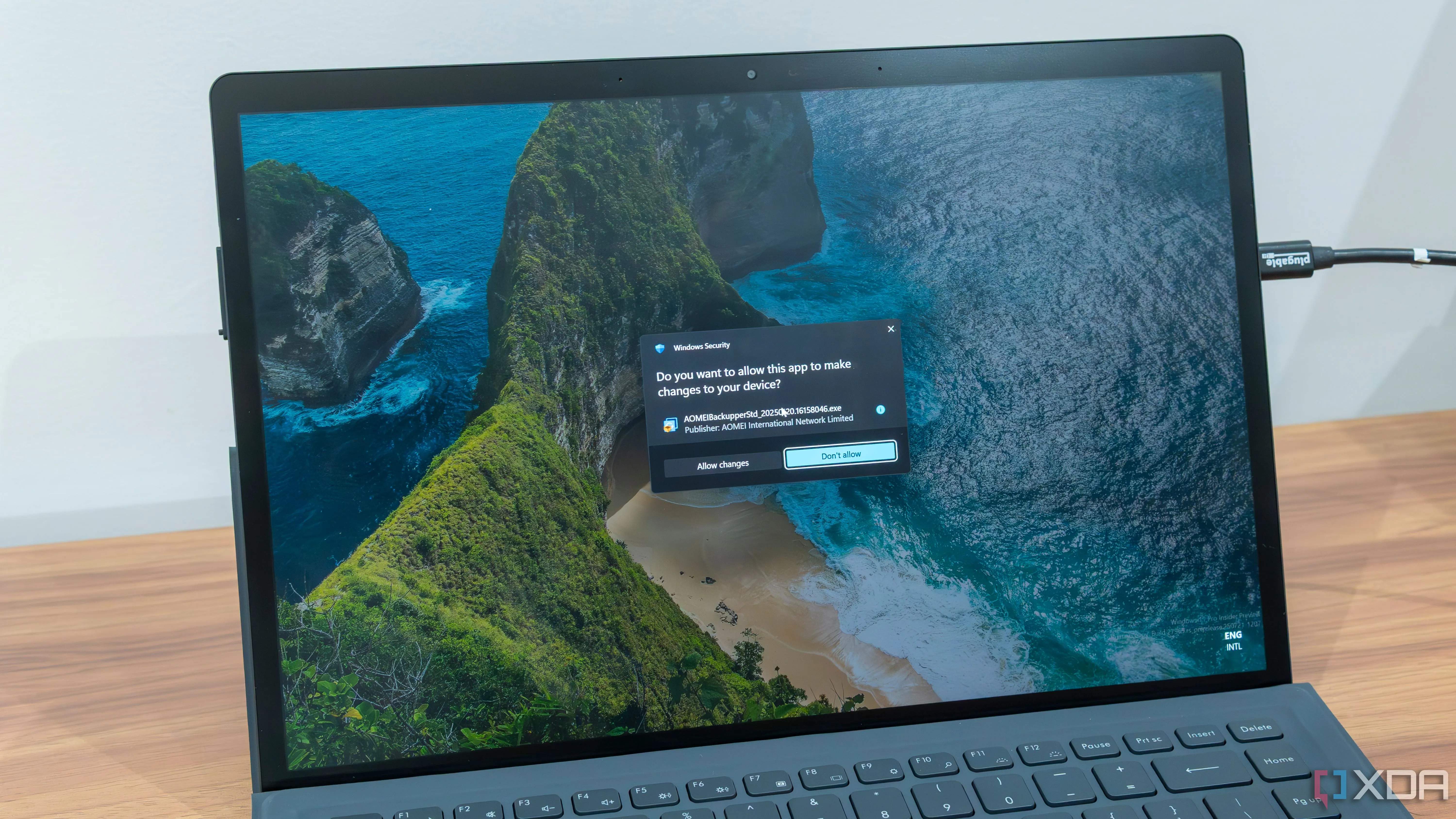Máy tính bảng Windows 11 hiển thị cửa sổ nhắc nhở yêu cầu quyền quản trị cho một ứng dụng