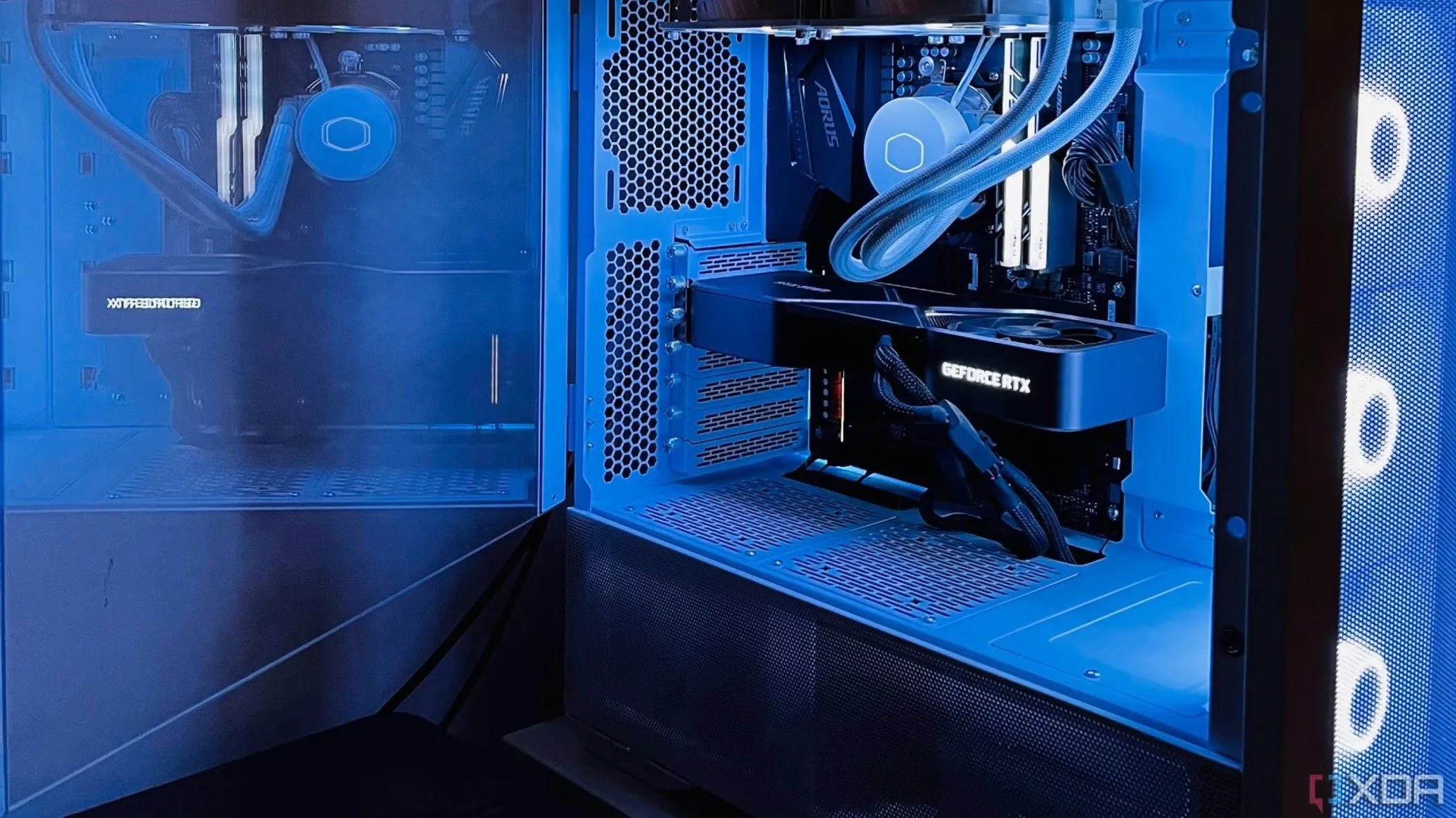 Máy tính chơi game PC cấu hình cao với card đồ họa RTX 3080 và bộ vi xử lý Ryzen 7 5700X