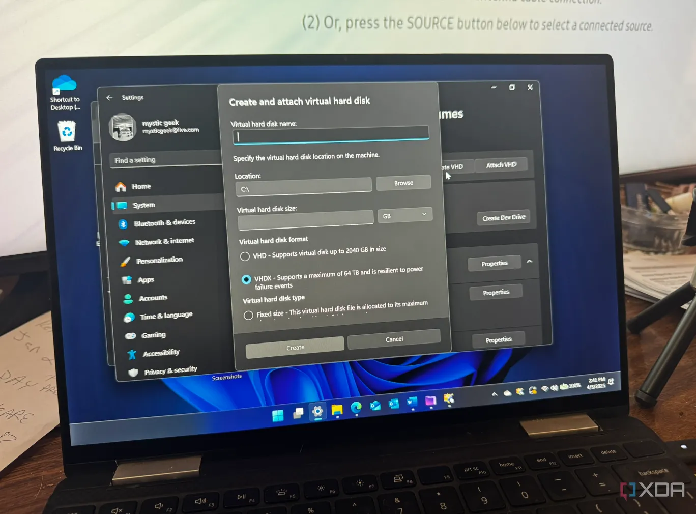 Máy tính xách tay đang chạy hệ điều hành Windows 11, hiển thị giao diện cài đặt hệ thống.