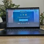 Máy tính xách tay với màn hình hiển thị trang ứng dụng Microsoft 365, tượng trưng cho việc hỗ trợ cập nhật bảo mật cho Microsoft 365 trên Windows 10.