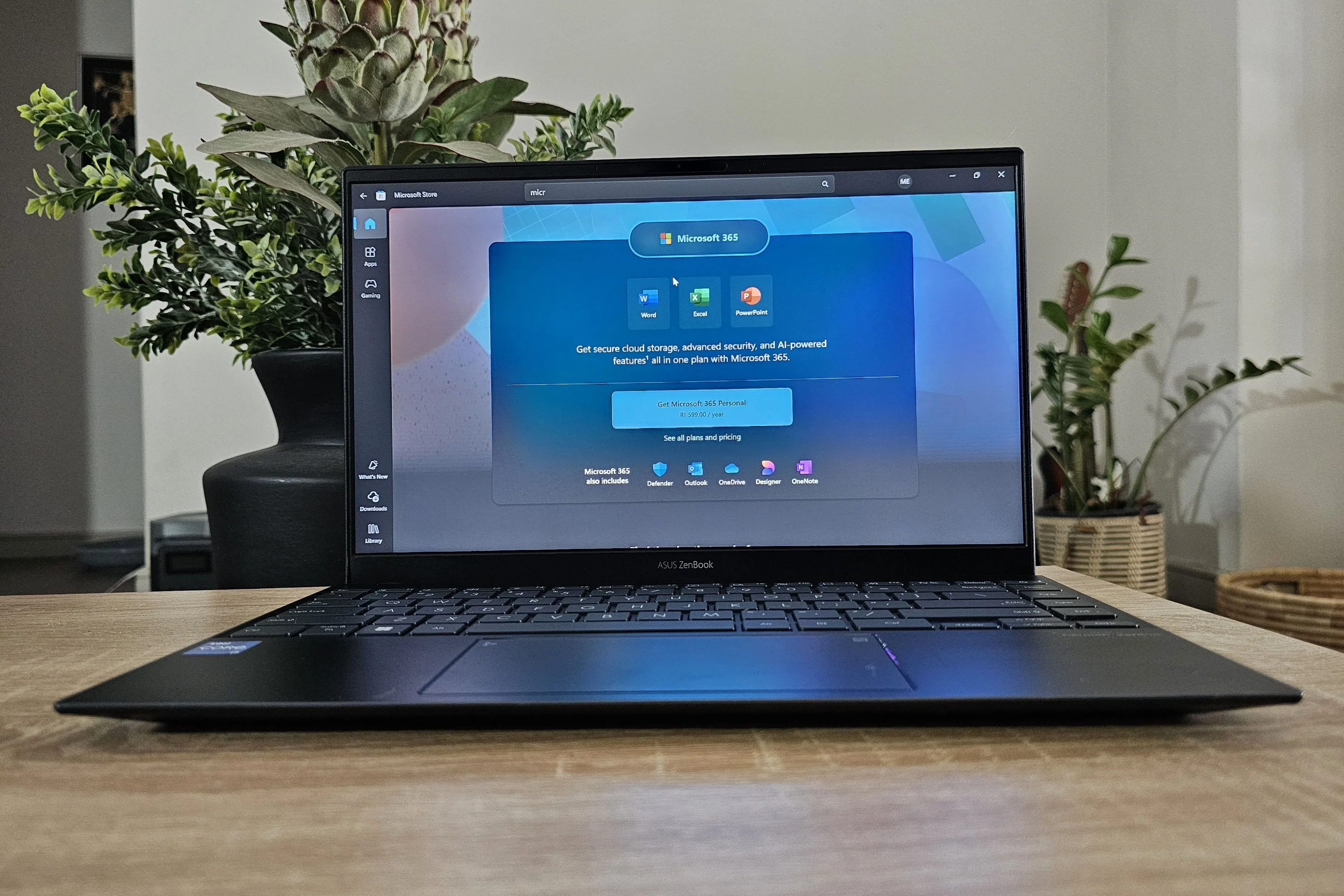 Máy tính xách tay với màn hình hiển thị trang ứng dụng Microsoft 365, tượng trưng cho việc hỗ trợ cập nhật bảo mật cho Microsoft 365 trên Windows 10.