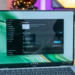 Máy tính xách tay Windows 11 hiển thị giao diện PowerToys với cài đặt FancyZones đang mở