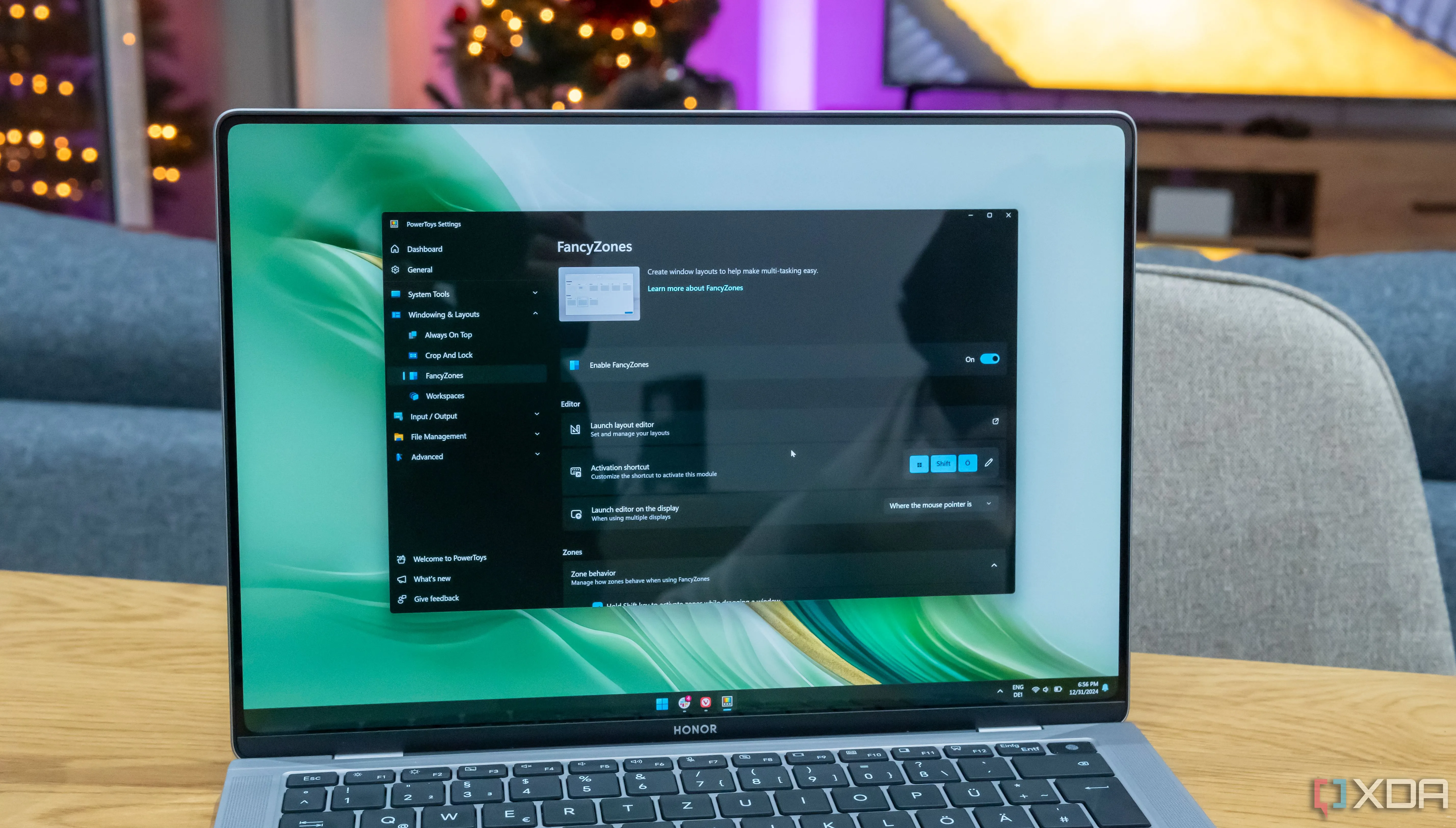 Máy tính xách tay Windows 11 hiển thị giao diện PowerToys với cài đặt FancyZones đang mở