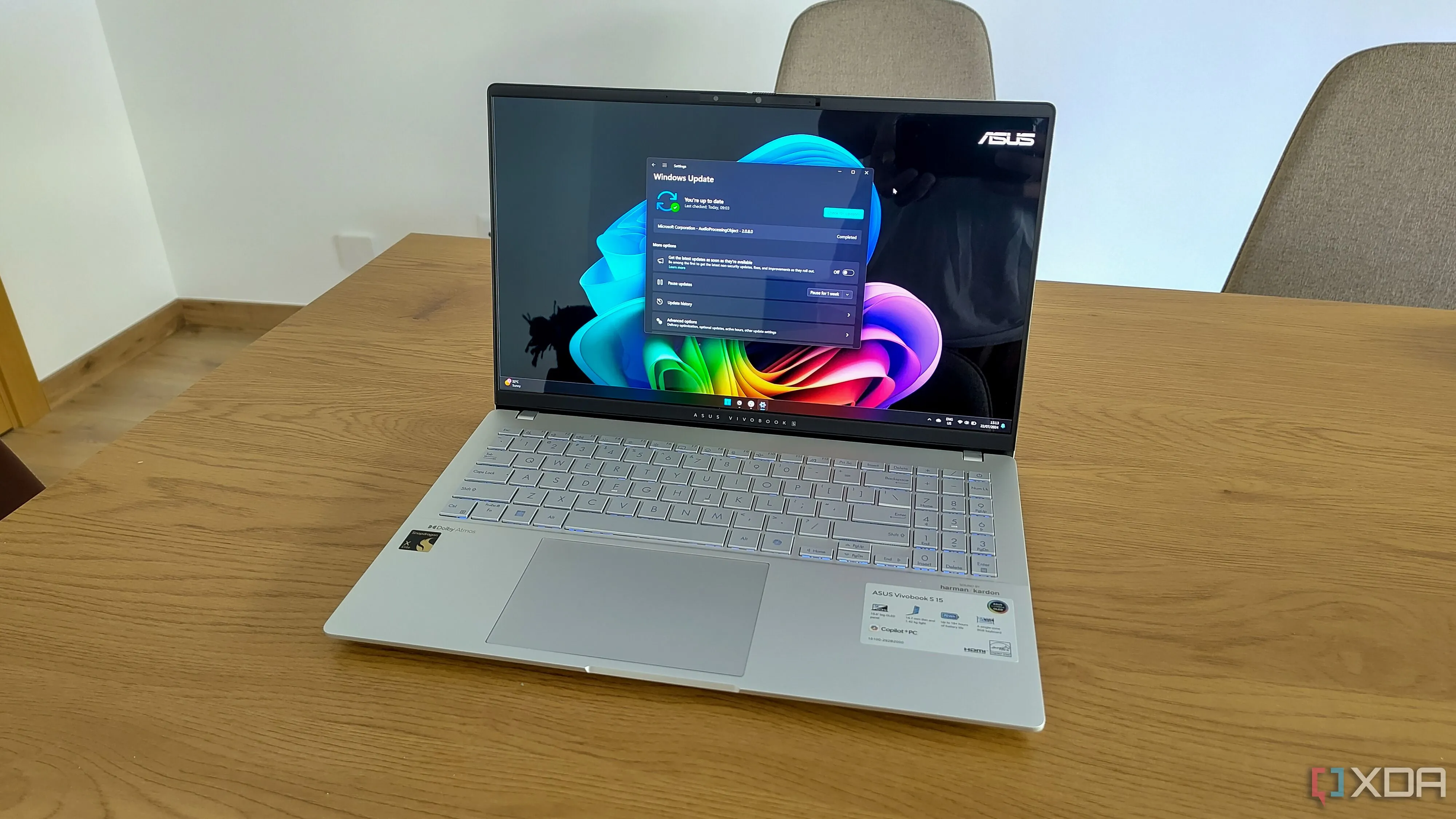 Máy tính xách tay Windows 11 hiển thị trạng thái Windows Update đã được cập nhật, nhấn mạnh tầm quan trọng của việc duy trì hệ thống.